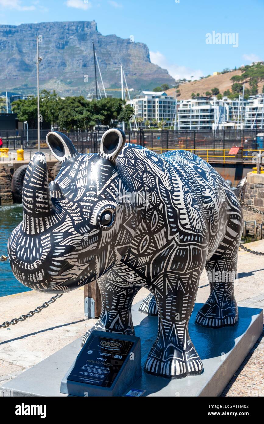 Sculpture d'un rhinocéros en voie de disparition par Anwar Davids avec Table Mountain en arrière-plan sur le spectacle au V&A Waterfront, le Cap, Afrique du Sud Banque D'Images