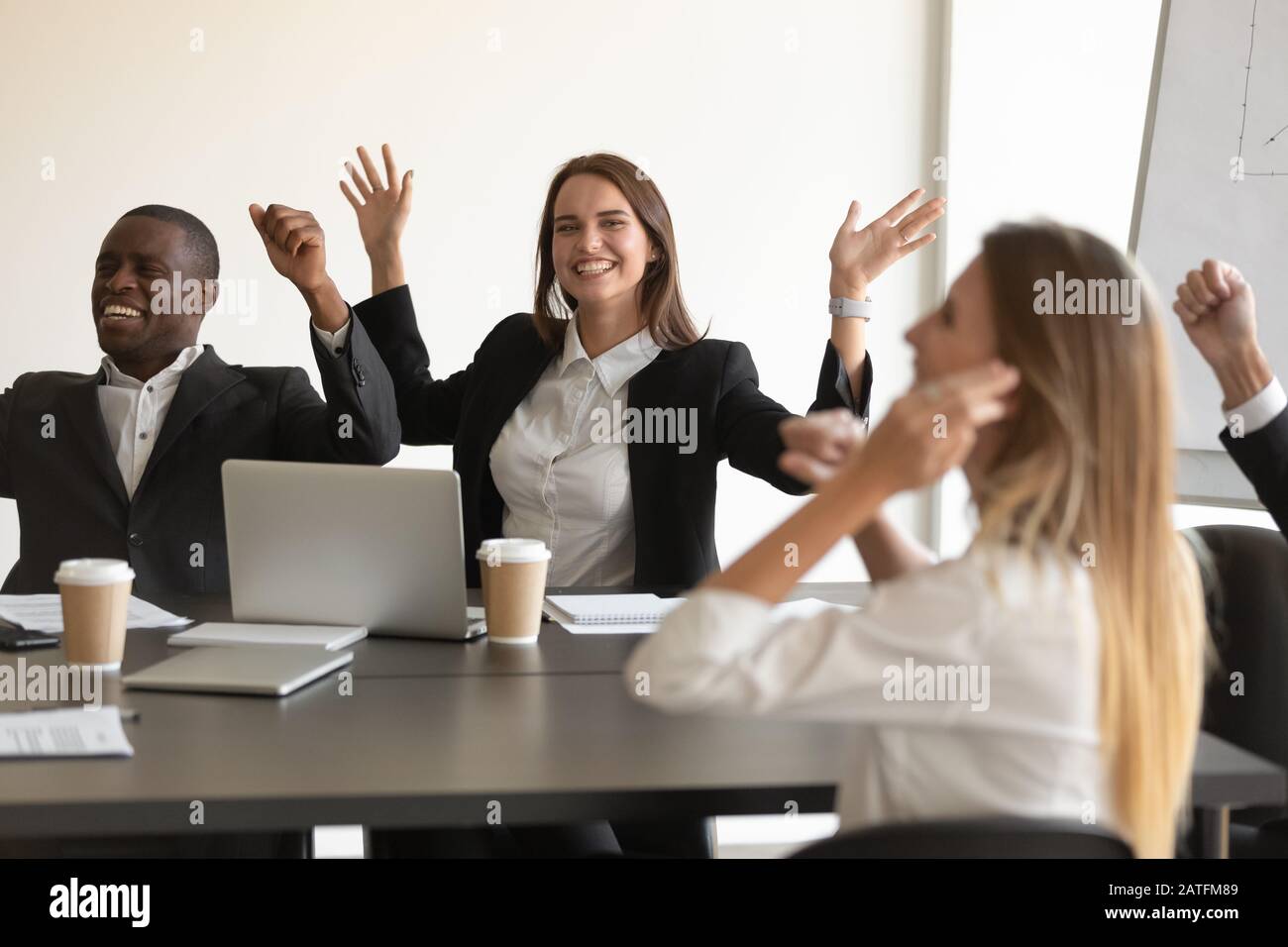 Des Hommes D Affaires Heureux Criant Avec Joie Partagent Le Succes Commun Sur Le Lieu De Travail Photo Stock Alamy