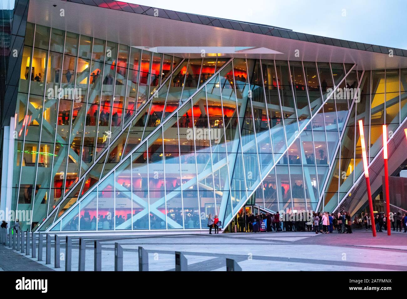 Façade en verre haut avec lumière rouge. Dublin docklands. Bâtiment moderne Irelands septembre 2019 Banque D'Images