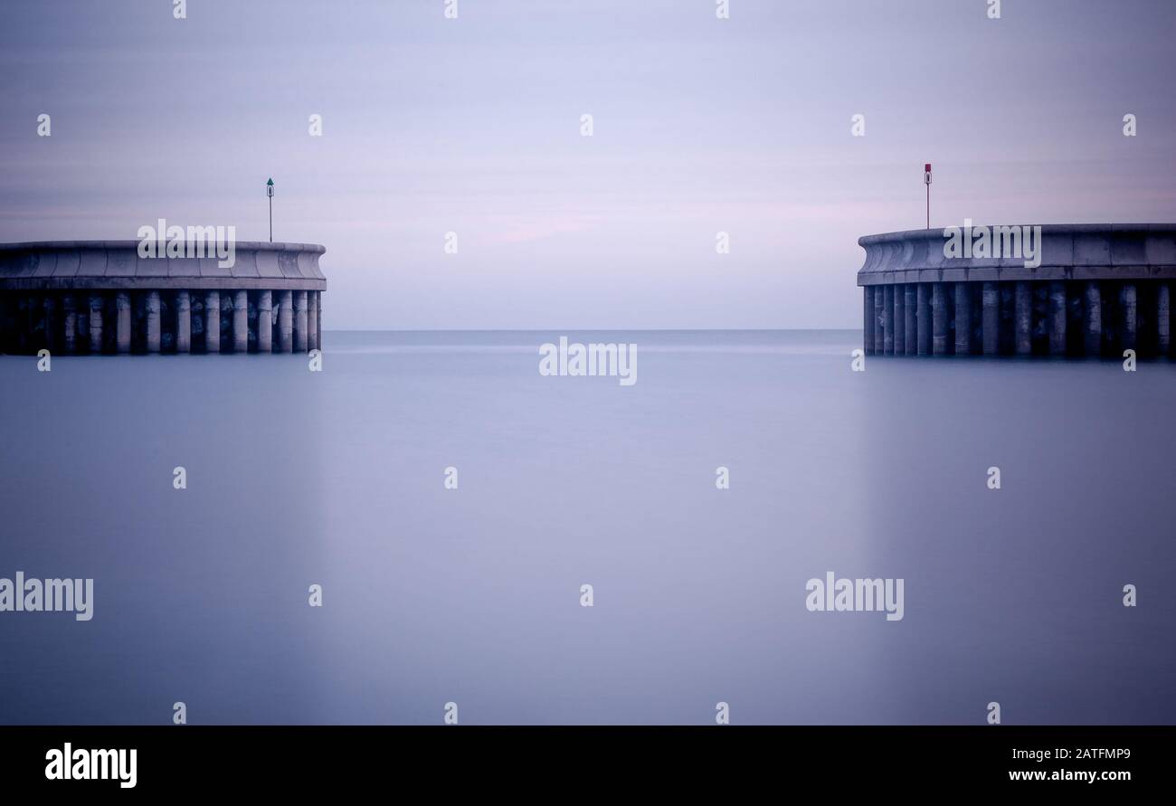 Entrée au port de plaisance. La photographie en exposition longue minimaliste de Greystones Marina. Irlande Europe Banque D'Images