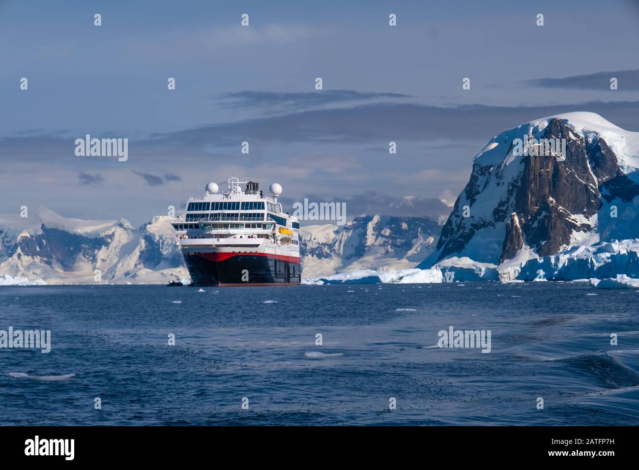 Navigation dans des paysages côtiers à couper le souffle le long du continent Antarctique Banque D'Images