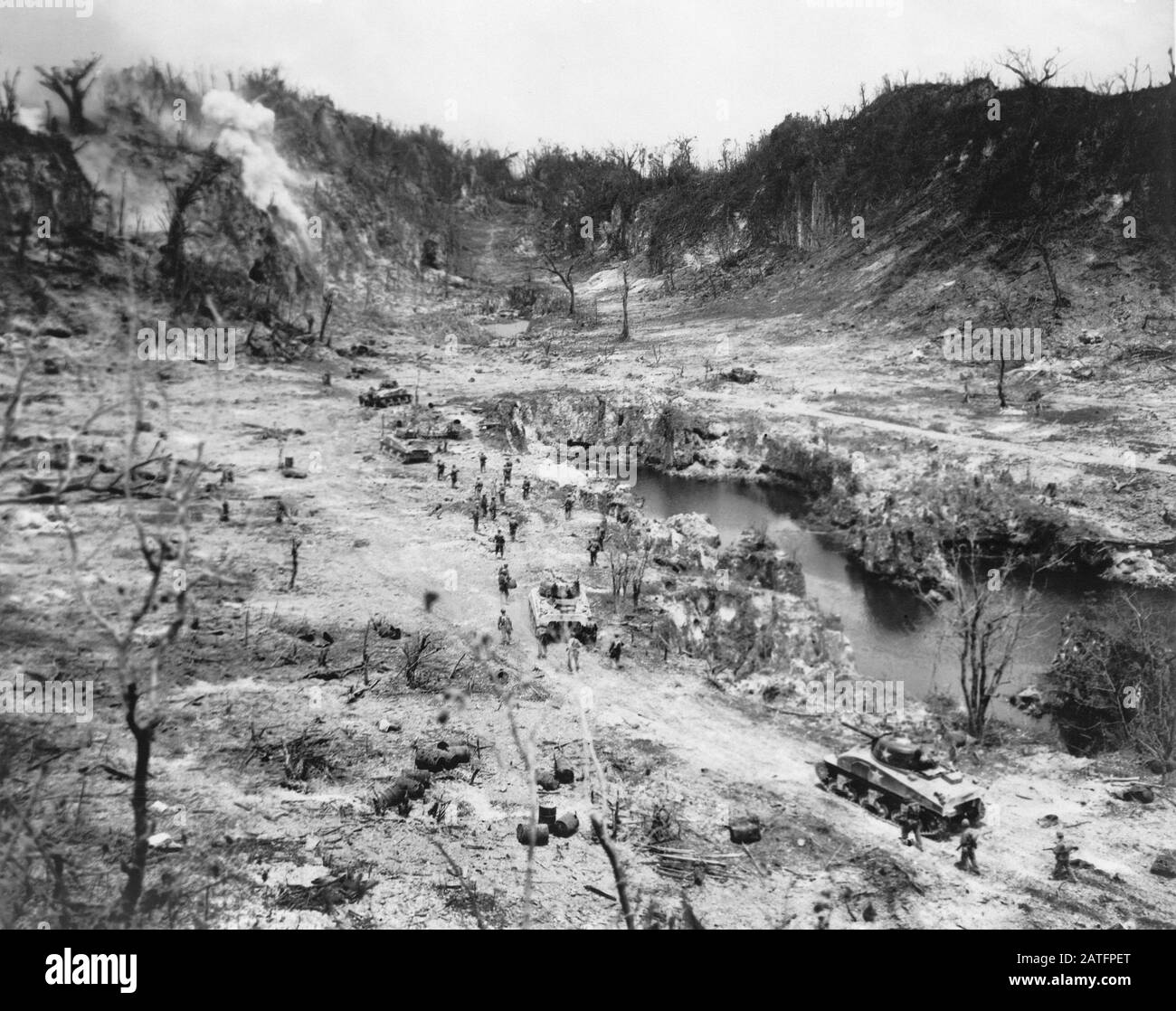 Marines et réservoirs américains agressant Des Positions japonaises sur la crête de Peleliu, bataille de Peleliu, Palau, département de la Défense des États-Unis, photo du corps marin des États-Unis, 7 octobre 1944 Banque D'Images