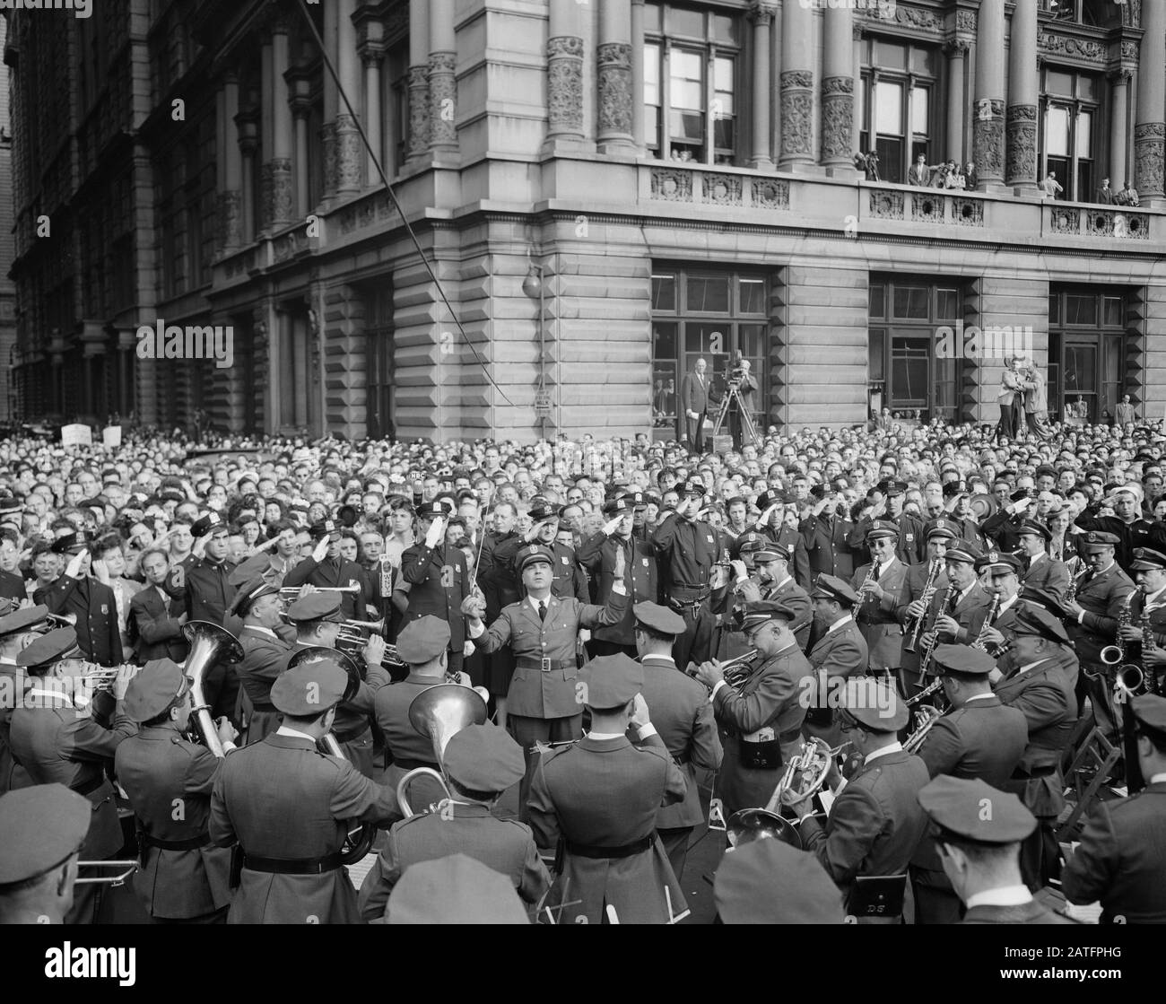 Public Watching Band Se Produire lors du rassemblement du jour J, Madison Square, New York City, New York, USA, photo du U.S. Office of War information, 6 juin 1944 Banque D'Images