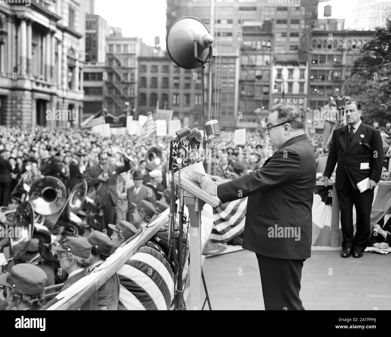 Le maire Fiorello LaGuardia s'adresse À La Foule lors du rassemblement du jour J, Madison Square, New York City, New York, États-Unis, 6 juin 1944 Banque D'Images