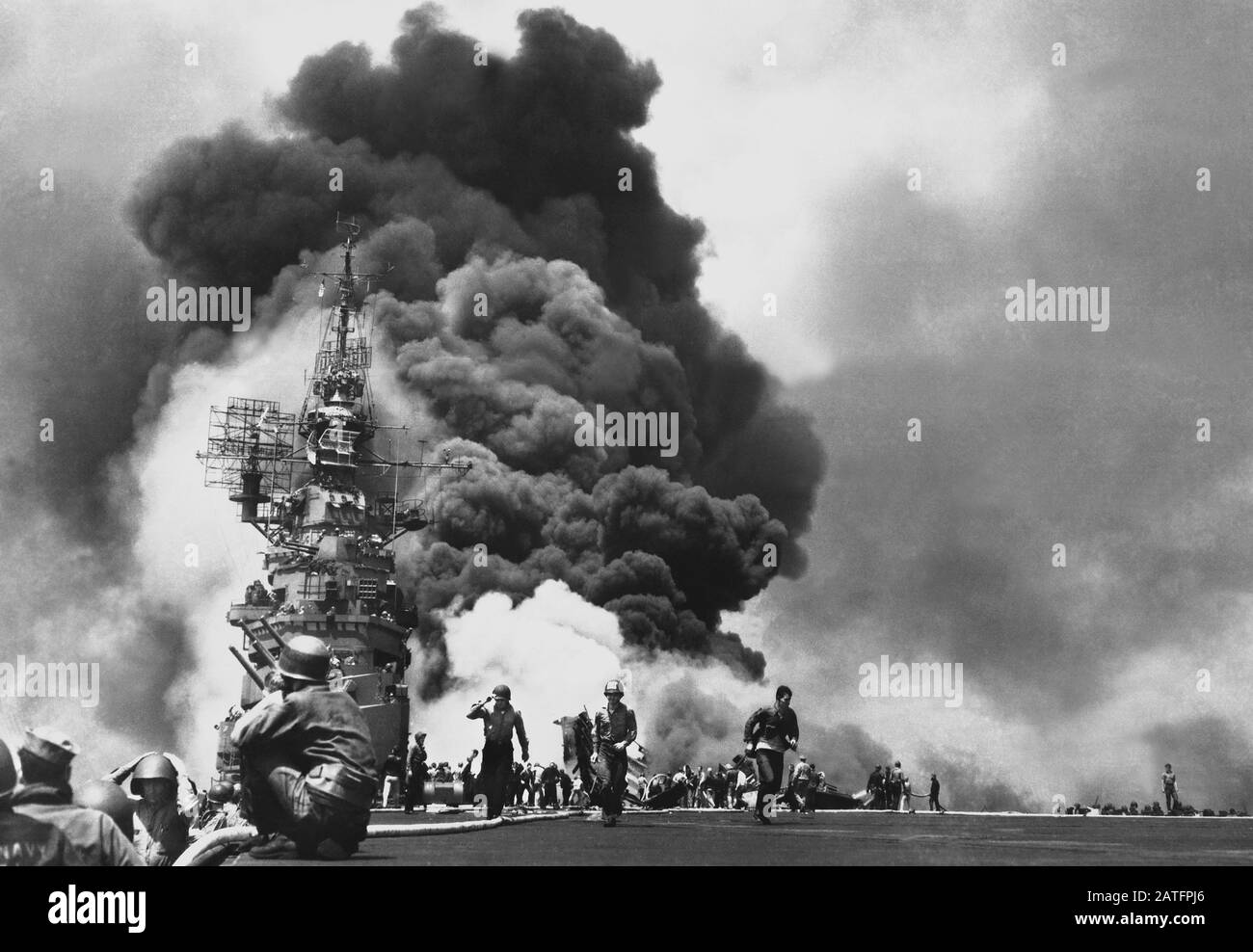 Compagnie aérienne américaine USS Bunker Hill brûlant après avoir été frappé par Deux avions Kamikaze en moins de 30 secondes, bataille d'Okinawa, département de la Défense des États-Unis, photo marine des États-Unis, 11 mai 1945 Banque D'Images