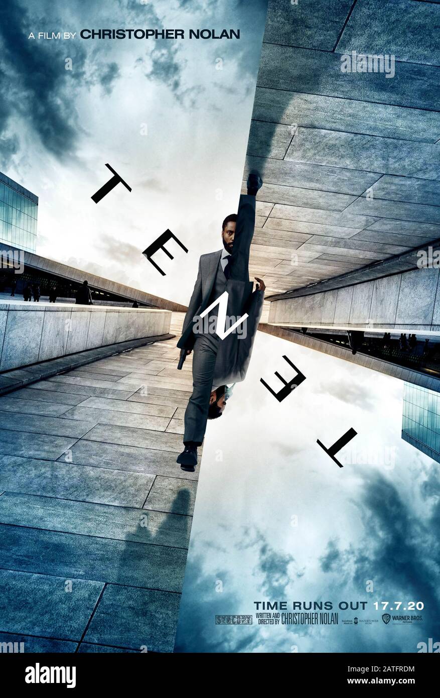 Tenet (2020) dirigée par Christopher Nolan et mettant en vedette John David Washington, Elizabeth Debicki, Aaron Taylor-Johnson et Kenneth Branagh. Sous-enrubannages à venir épique par Christopher Nolan impliquant des espions, le temps de voyage et l'évolution. Banque D'Images