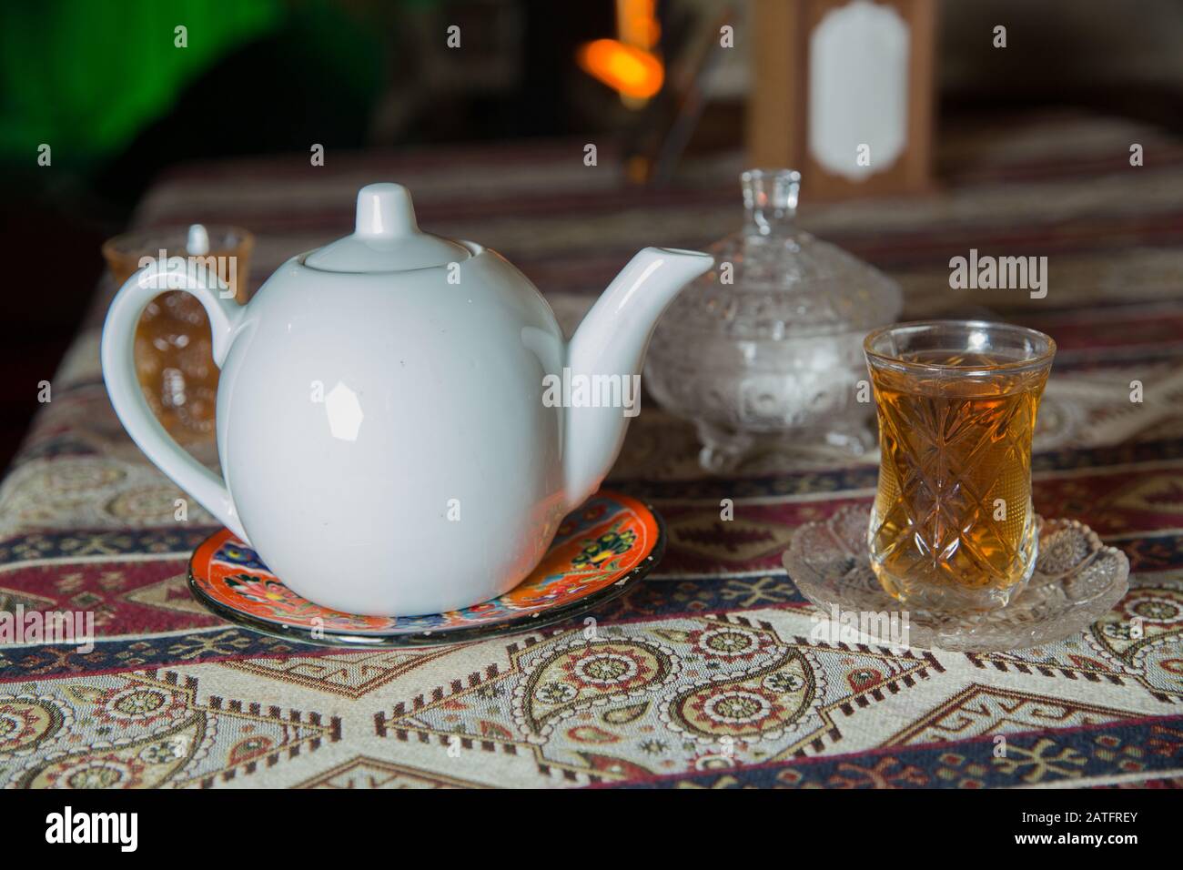 Thé dans le verre traditionnel armudu azerbaïdjanais en forme de poire .  Azerbaïdjan thé noir .cubes de sucre blanc . bouilloire blanche et bol à  sucre . Théière en céramique blanche Photo Stock - Alamy