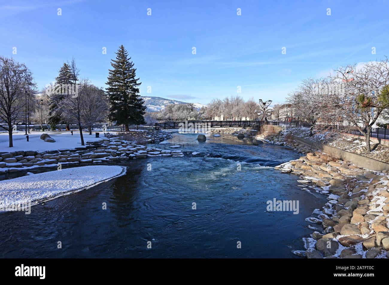 Reno, Nevada - 17 janvier 2020: Truckee River et Wingfield Park tôt le matin après la tempête de neige. Banque D'Images