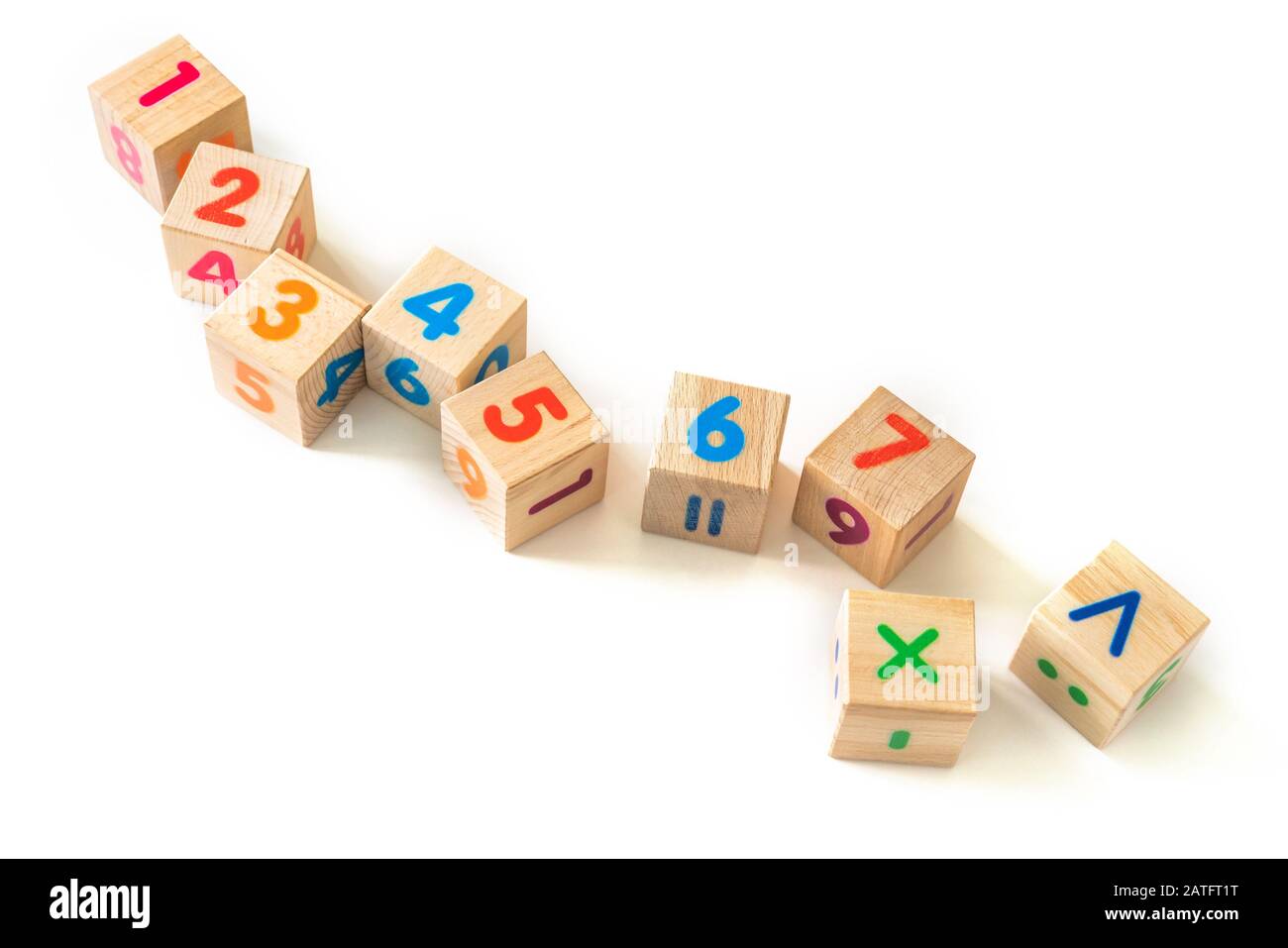 Jouets pour enfants en bois avec des chiffres sur fond blanc. Développement de blocs de bois. Jouets naturels et écologiques pour enfants. Vue de dessus. Pose plate. Espace de copie. Banque D'Images