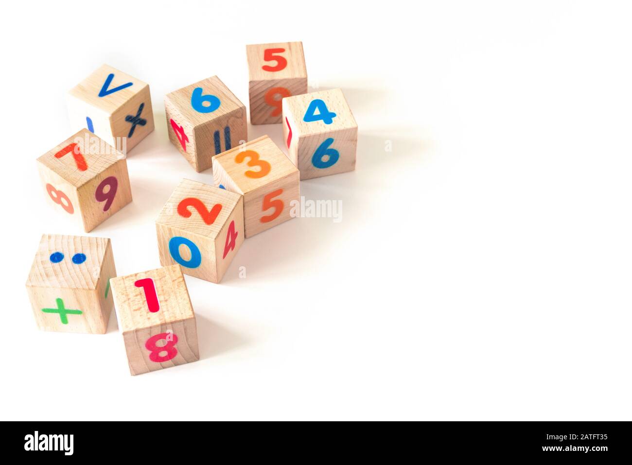 Jouets pour enfants en bois avec des chiffres sur fond blanc. Développement de blocs de bois. Jouets naturels et écologiques pour enfants. Vue de dessus. Pose plate. Espace de copie. Banque D'Images