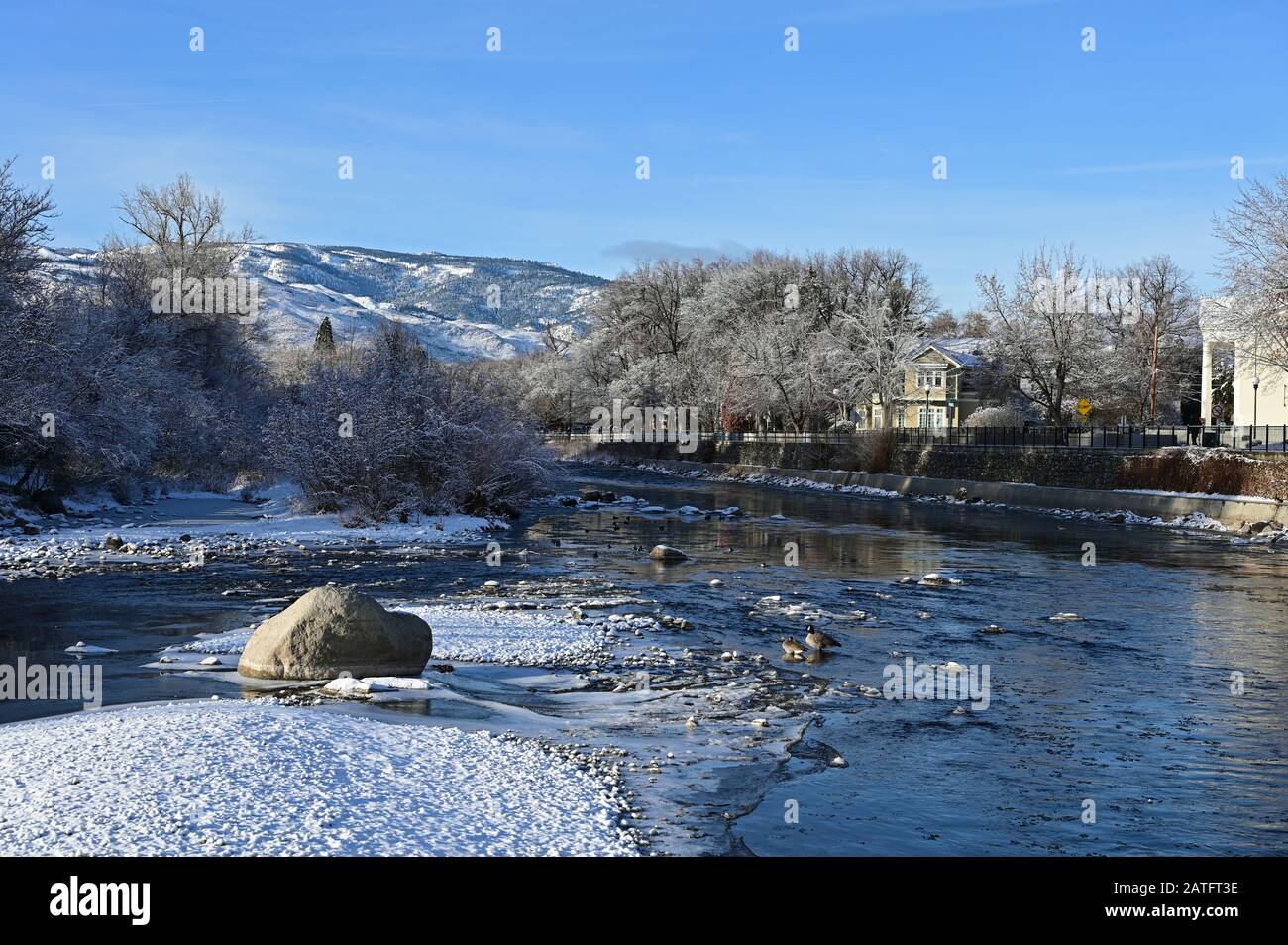 Reno, Nevada - 17 janvier 2020: Truckee River et Wingfield Park tôt le matin après la tempête de neige. Banque D'Images