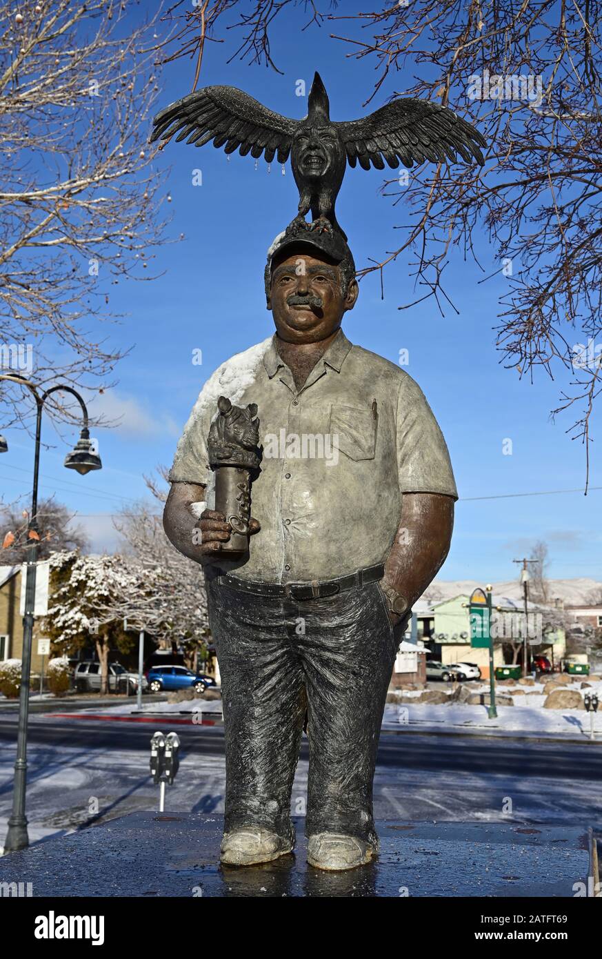 Reno, Nevada - 17 janvier 2020: Sculpture de Rhinoman par Carolyn Guerra en début de matinée après la tempête de neige. Banque D'Images