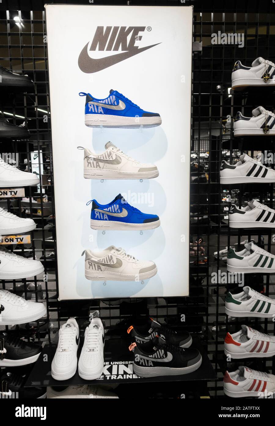 Boutique JD Sports. ROYAUME-UNI. Nike et Adidas chaussures de  training/d'entraînement s'affichent Photo Stock - Alamy