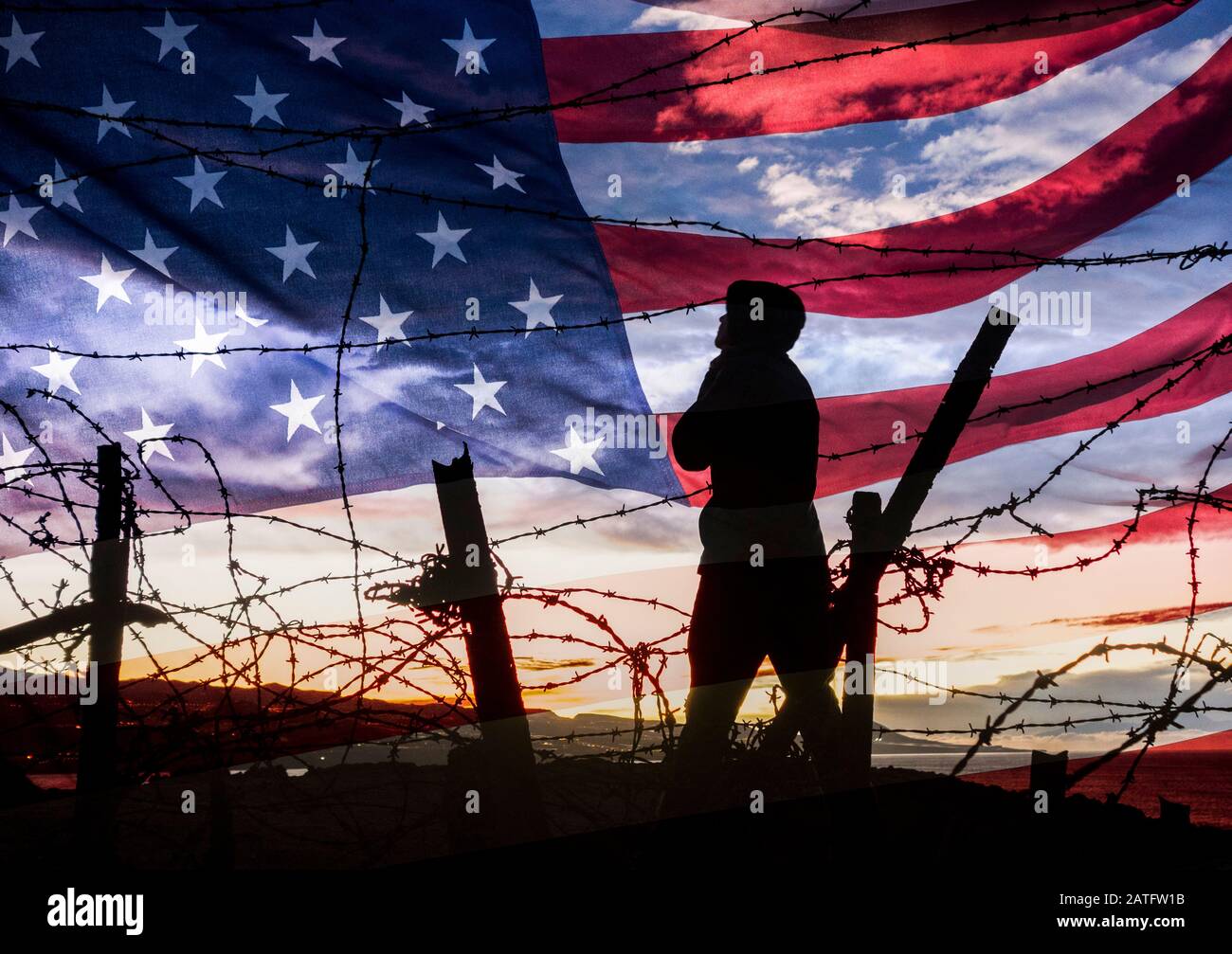 Femme derrière la clôture barbelée en fil/fil de rasoir avec étoiles et drapeau à rayures mélangé en arrière-plan. Immigration des États-Unis, asile..., image conceptuelle Banque D'Images