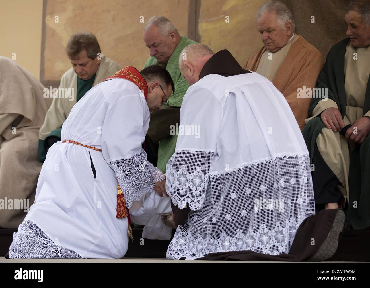 Pologne, Kalwaria Zebrzydowska - 13 avril 2017: Célébrations du Paschal Triduum. Laver les jambes de 12 vieux hommes. Banque D'Images