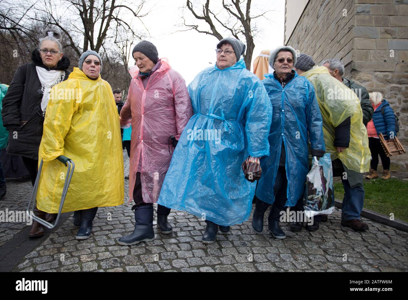 Pologne, Kalwaria Zebrzydowska - 13 avril 2017: Célébrations du Paschal Triduum. Laver les jambes de 12 vieux hommes. Banque D'Images