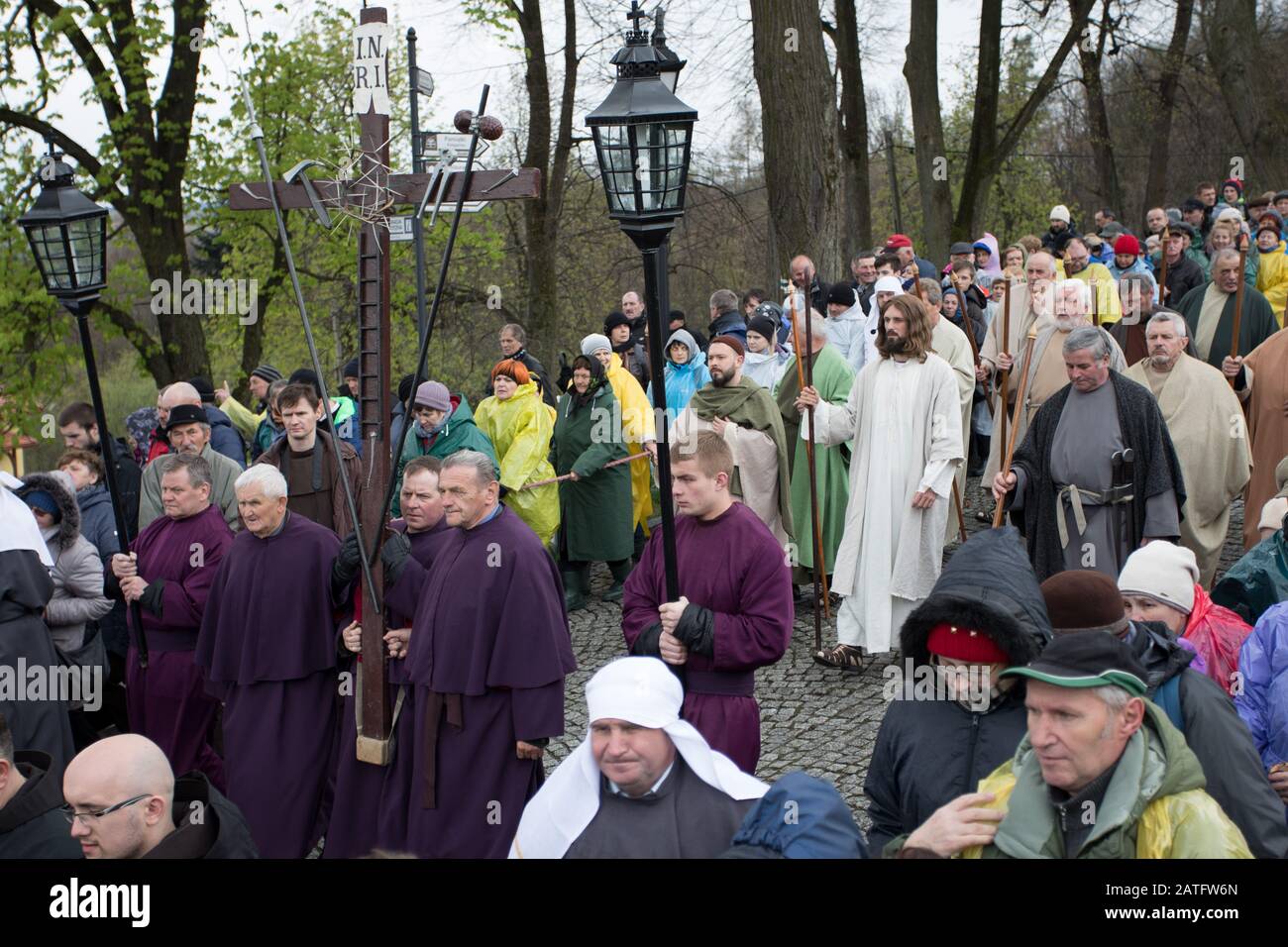 Pologne, Kalwaria Zebrzydowska - 13 avril 2017: Célébrations du Paschal Triduum. Laver les jambes de 12 vieux hommes. Banque D'Images