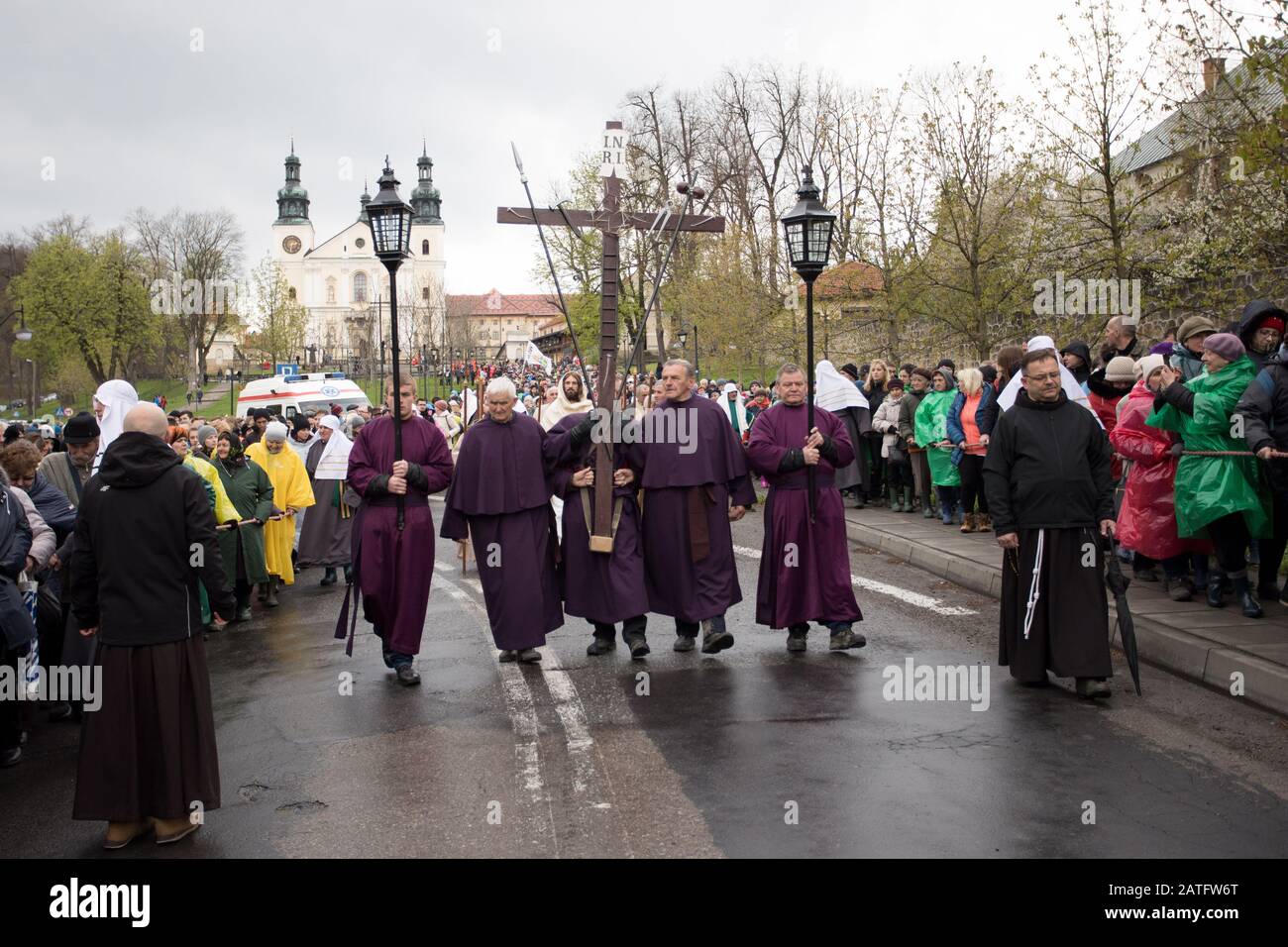 Pologne, Kalwaria Zebrzydowska - 13 avril 2017: Célébrations du Paschal Triduum. Laver les jambes de 12 vieux hommes. Banque D'Images