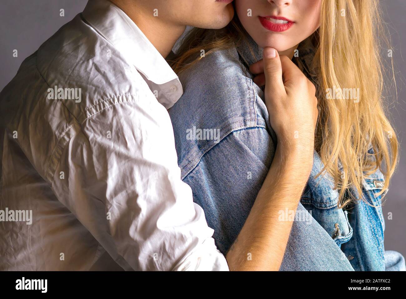 Couple Sentimental Heureux Dans L Amour Liant Jeune Couple Amoureux L Un L Autre Histoire D Amour Romantique Studio De Tournage Photo Stock Alamy