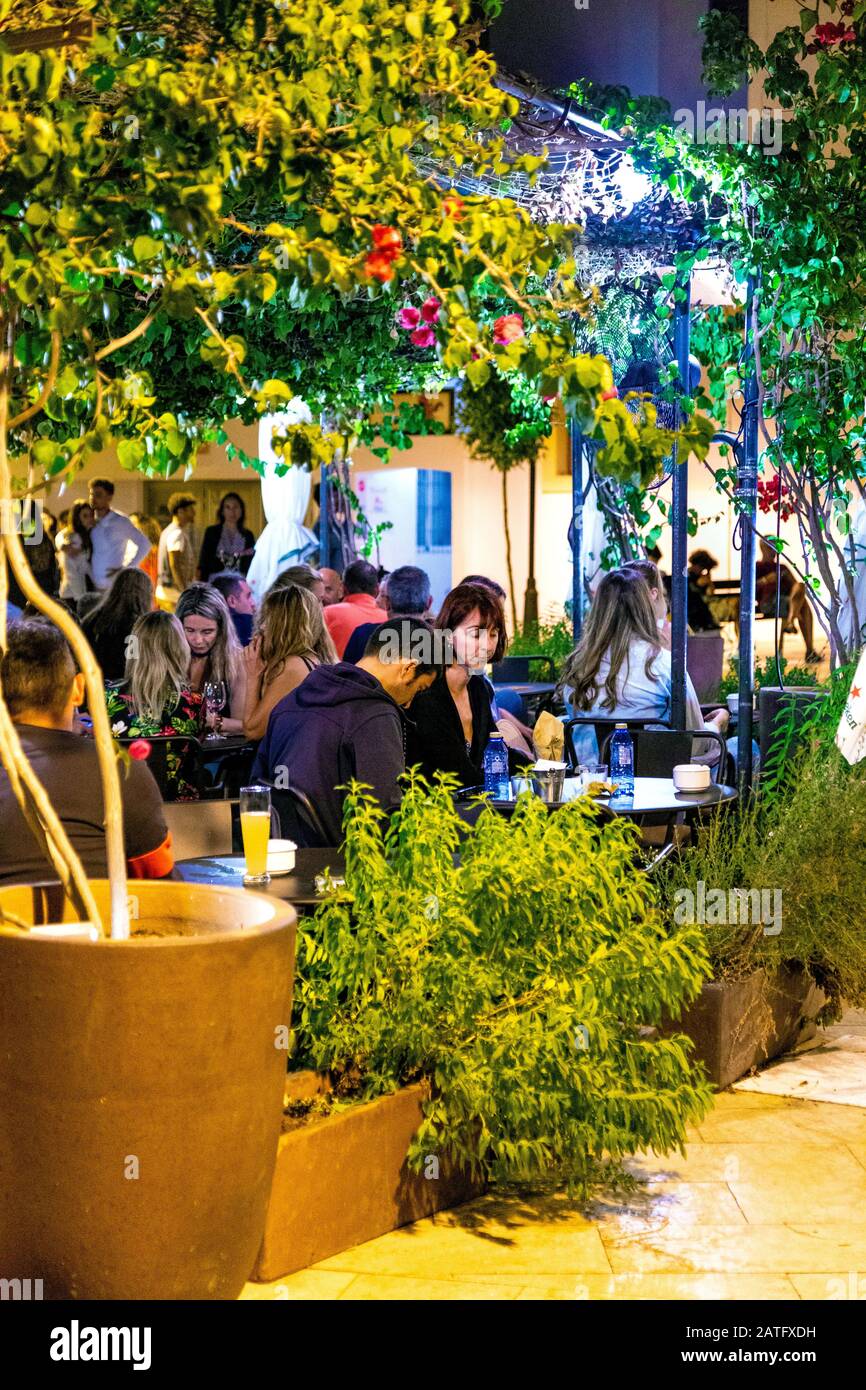 Personnes prenant un verre à Fonda Platé, Sant Francesc Xavier, Formentera, Iles Baléares, Espagne Banque D'Images