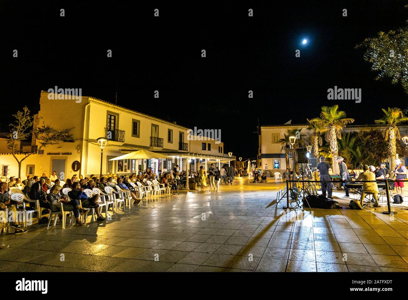 Concert en soirée sur la Plaza de la Constitución, Sant Francesc Xavier, Formentera, Iles Baléares, Espagne Banque D'Images
