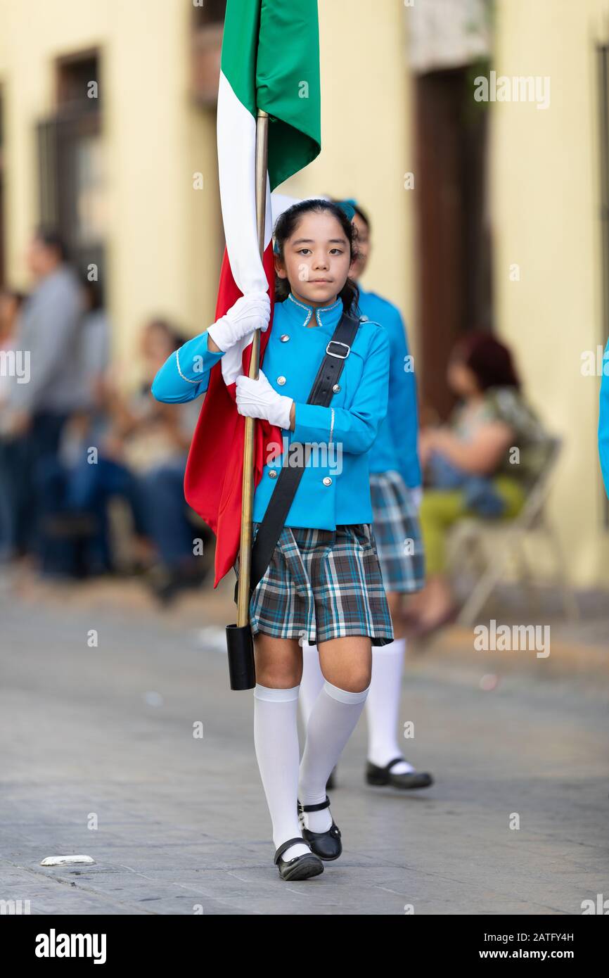 Matamoros, Tamaulipas, Mexique - 20 Novembre 2019 : La Parade De La Journée De La Révolution Mexicaine, Garde D'Honneur Étudiant, Brûlant Le Drapeau Mexicain Sur Sexta Street Banque D'Images