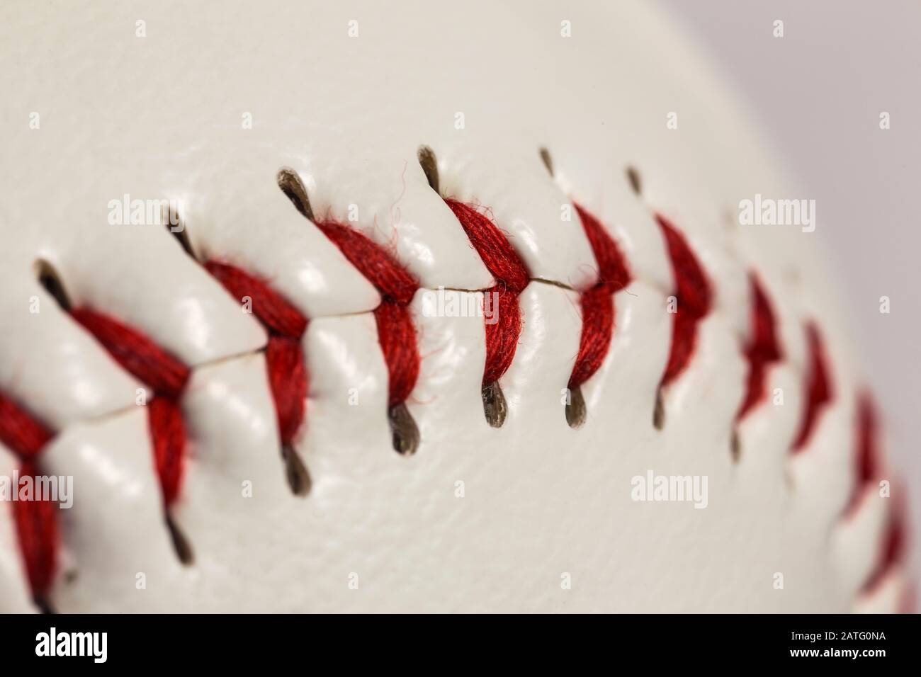 Macro gros plan de couture sur le nouveau baseball. Banque D'Images