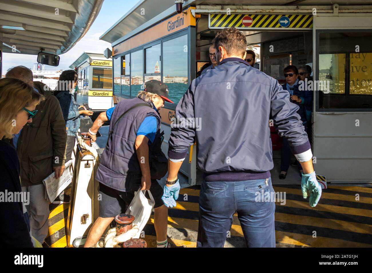 Passagers se tenant sur UN vaporetto sur La lagune de Venise sur la route vers Venise, Italie Banque D'Images