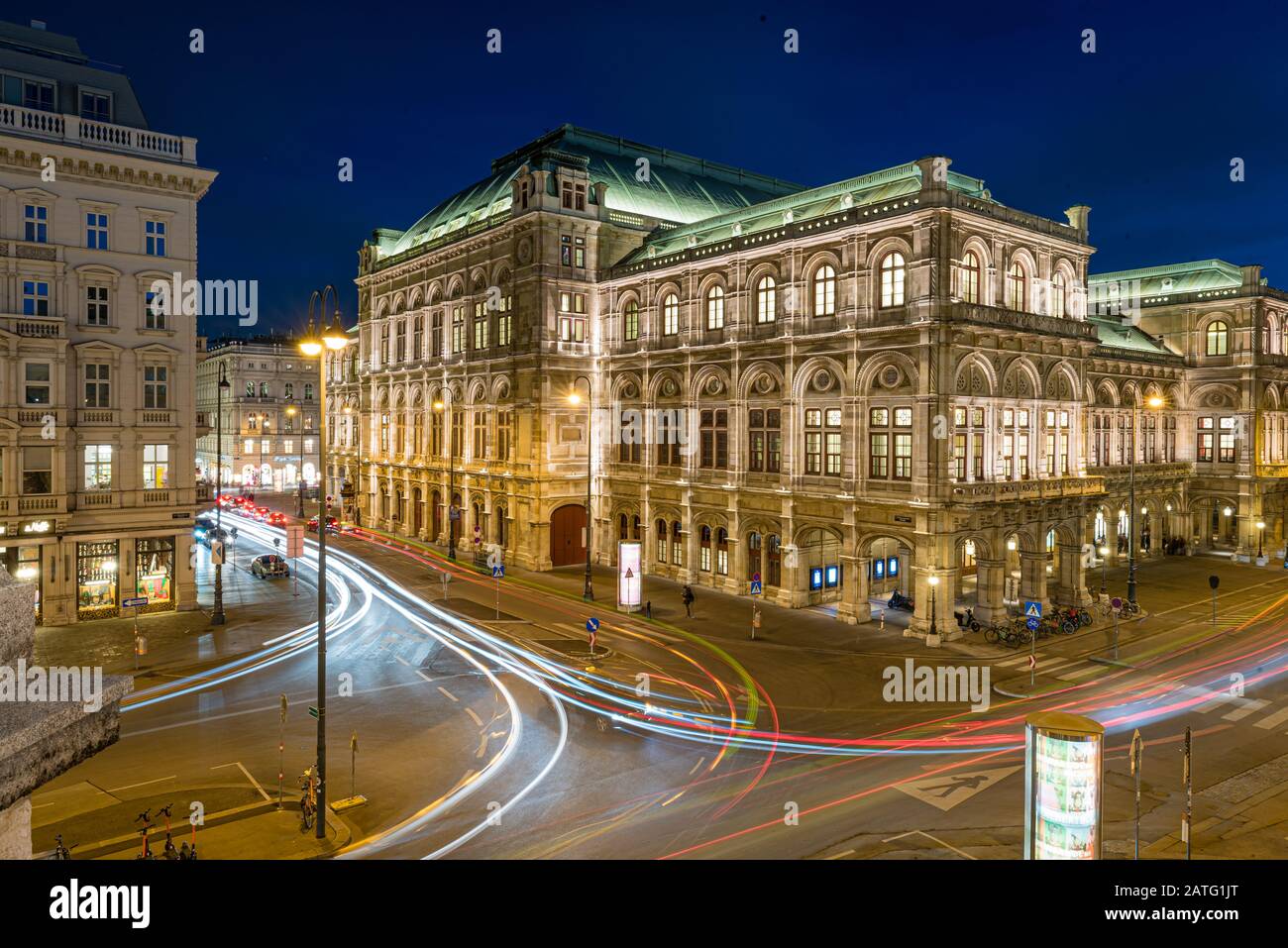 Longue exposition avec des sentiers légers à l'extérieur de l'Opéra de Vienne, Vienne, Autriche Banque D'Images