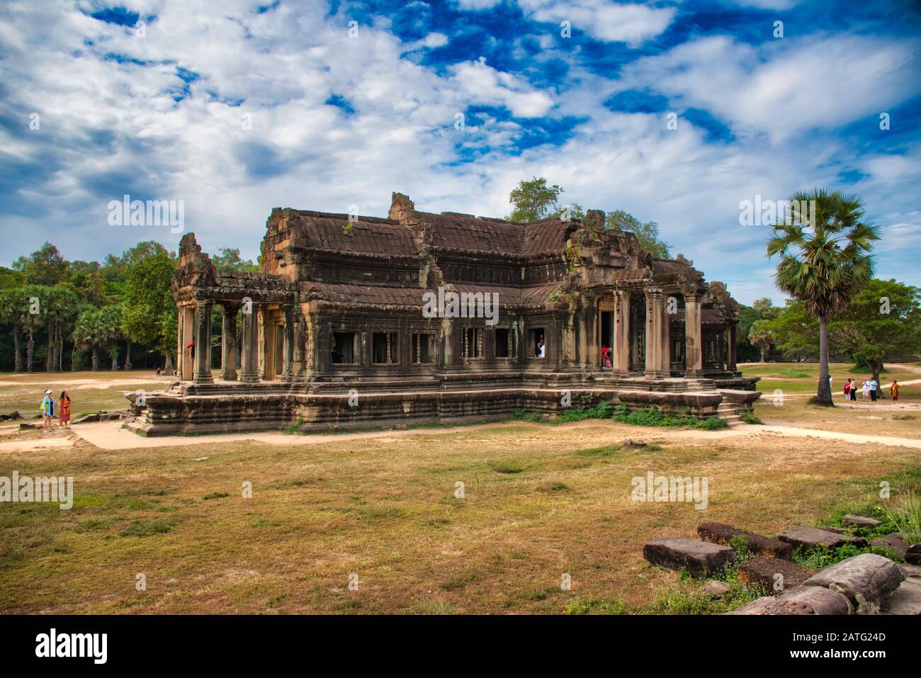 Siem Reap, Cambodge 18 décembre 2019: Les touristes explorant les ruines antiques d'Angkor Wat le plus grand complexe de temple religieux dans le monde Banque D'Images