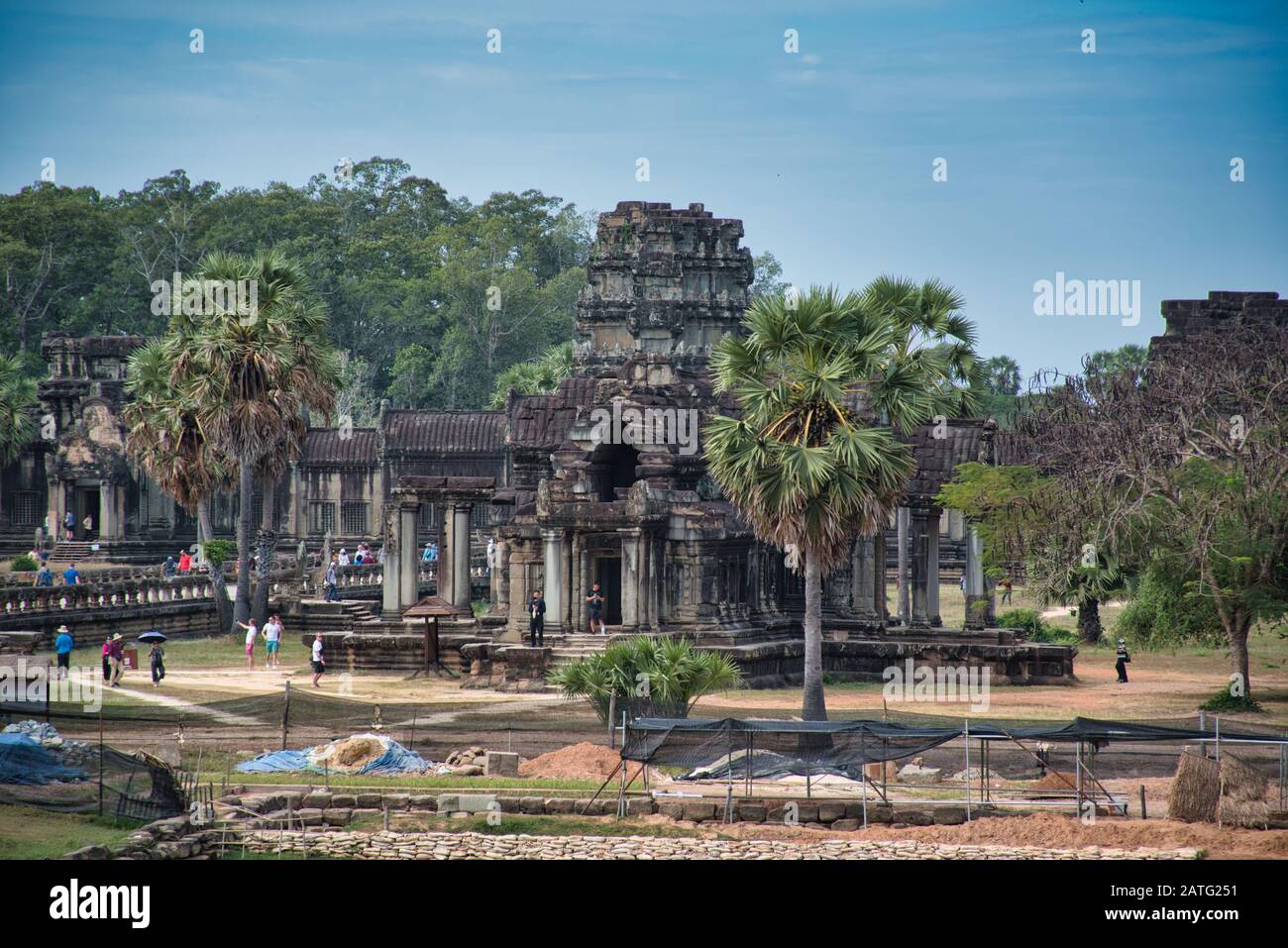 Siem Reap, Cambodge 18 décembre 2019: Les touristes explorant les ruines antiques d'Angkor Wat le plus grand complexe de temple religieux dans le monde Banque D'Images