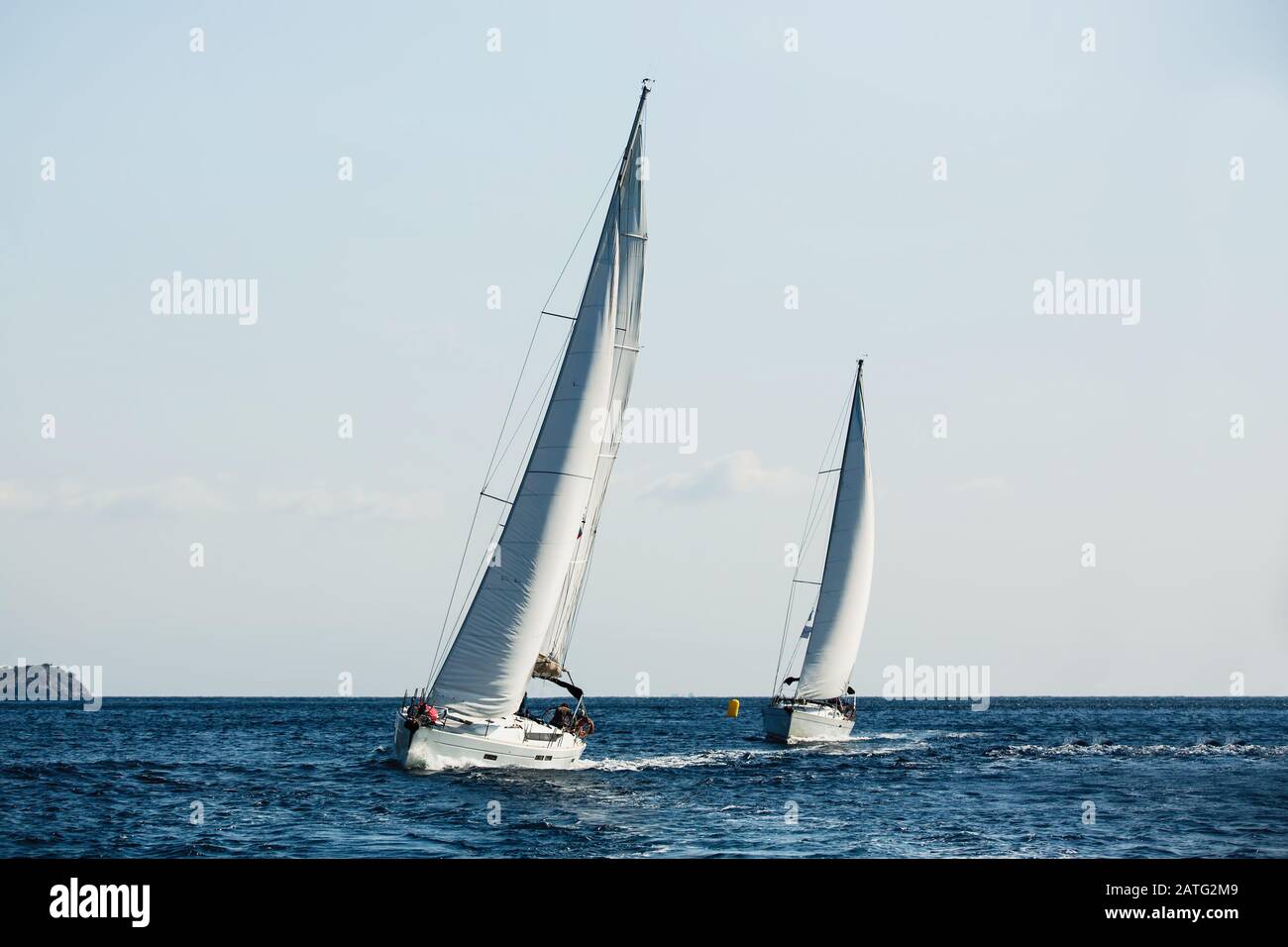 Bateaux Yachts avec voiles blanches dans la mer à la régate de voile. Banque D'Images
