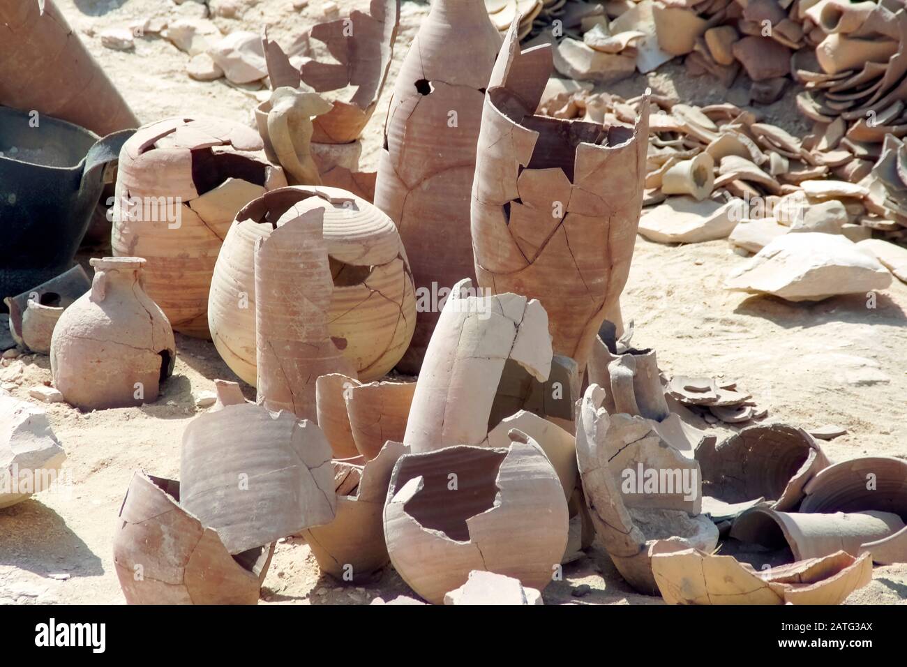 Vallée des Rois; وادي الملوك‎; Egypte. La poterie ancienne est reconstruite à partir d'une énorme pile de barards. Banque D'Images