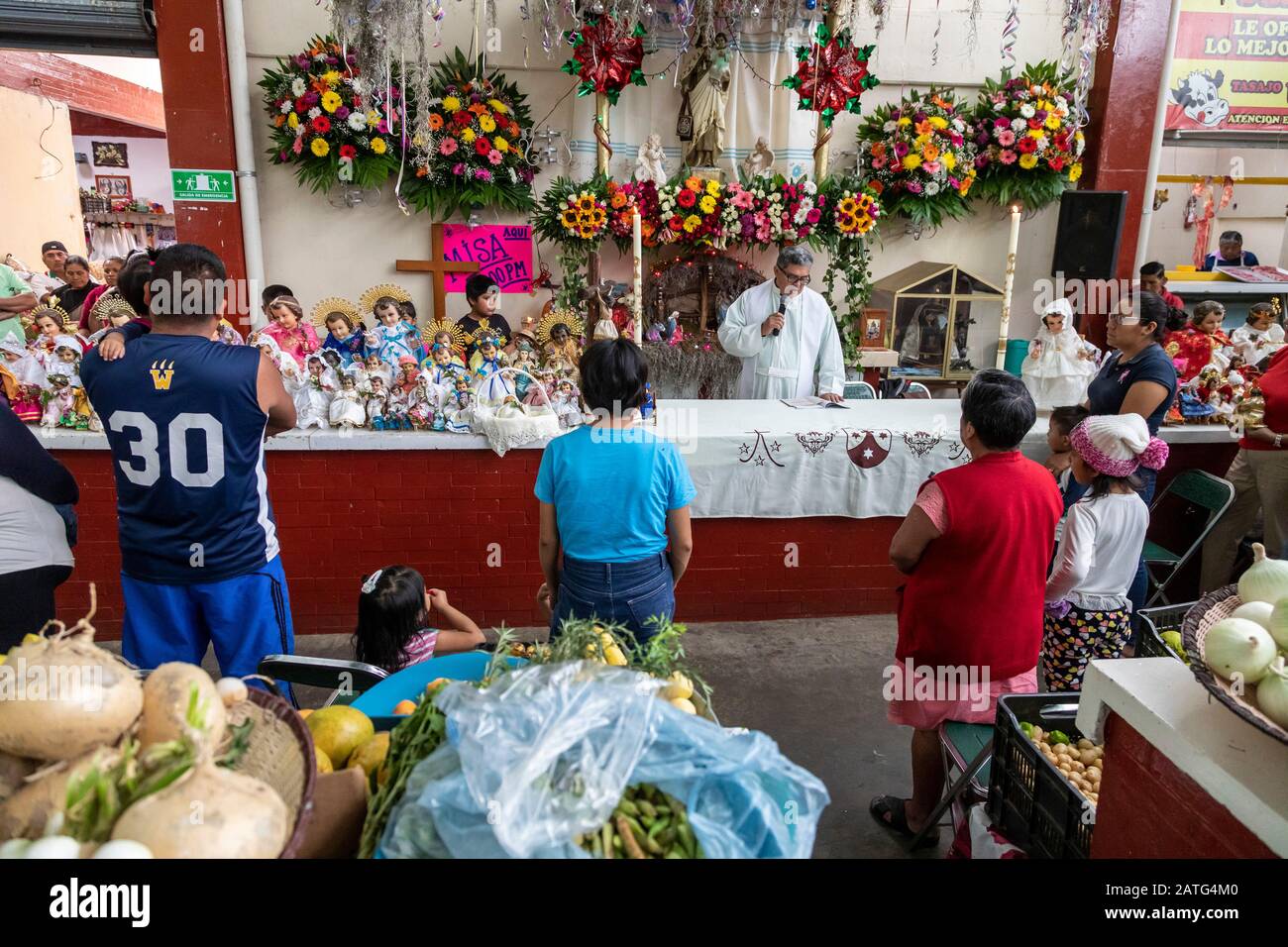 Oaxaca De Juarez, Mexique. 2 février 2020. Fr. Hector Zavala Balboa célèbre la messe au marché de Sanchez Pascuas sur le Dia de la Candelaria, célébrant 40 jours après la naissance de Jésus. Les familles habiller des poupées du bébé Jésus et les prendre en masse pour être bénis. Crédit: Jim West/Alay Live News Banque D'Images