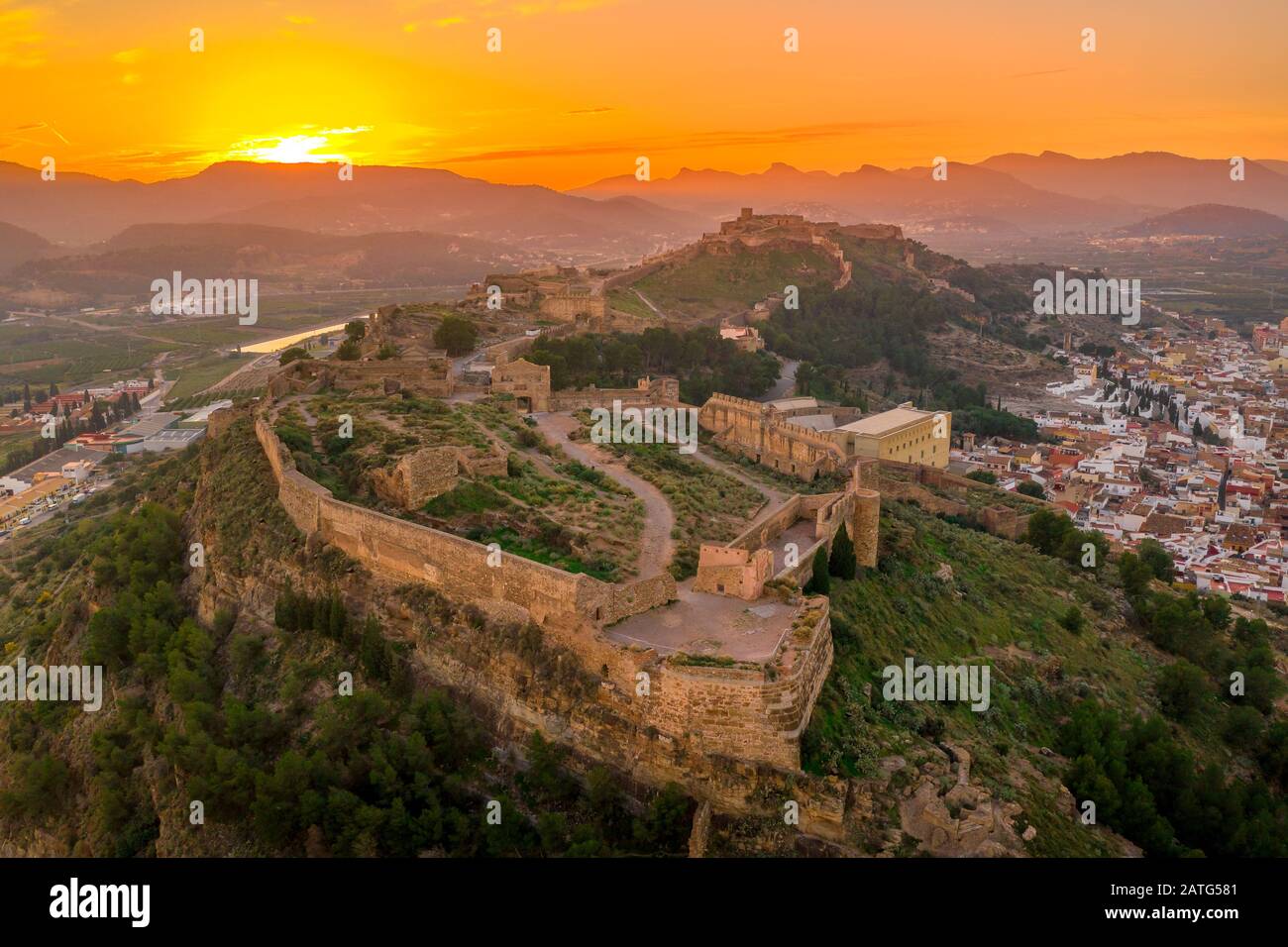 Vue panoramique sur le coucher de soleil de la forteresse de Sagunto (Sagunt) près de Valence Espagne Banque D'Images