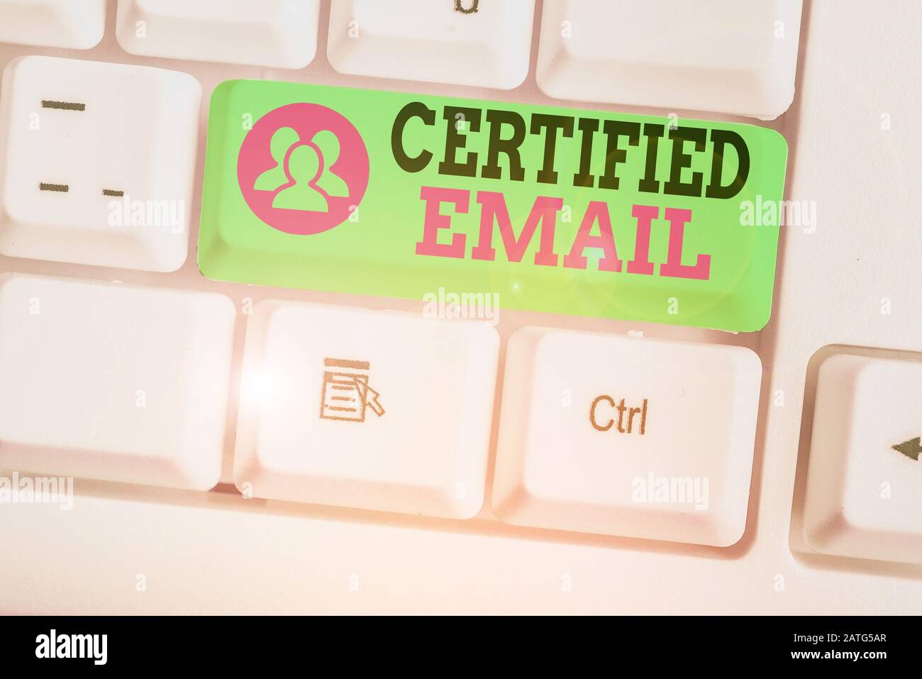 Texte de rédaction de texte e-mail certifié. Photo d'entreprise présentant un e-mail dont l'envoi est certifié par un tiers neutre Banque D'Images