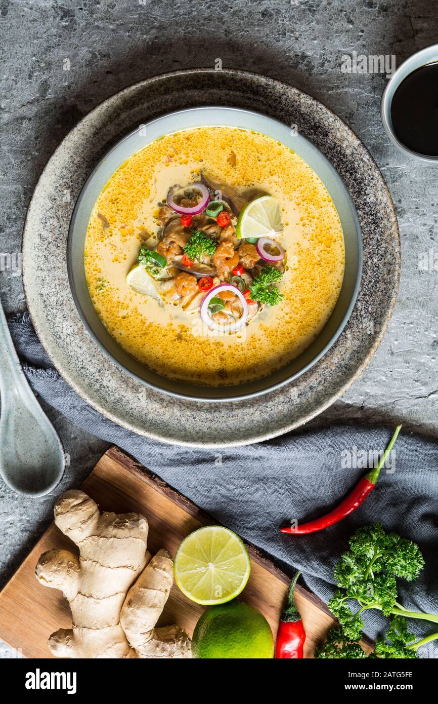 Délicieuse soupe de noix de coco thaïlandaise avec crevettes et champignons shiitake dans un bol Banque D'Images