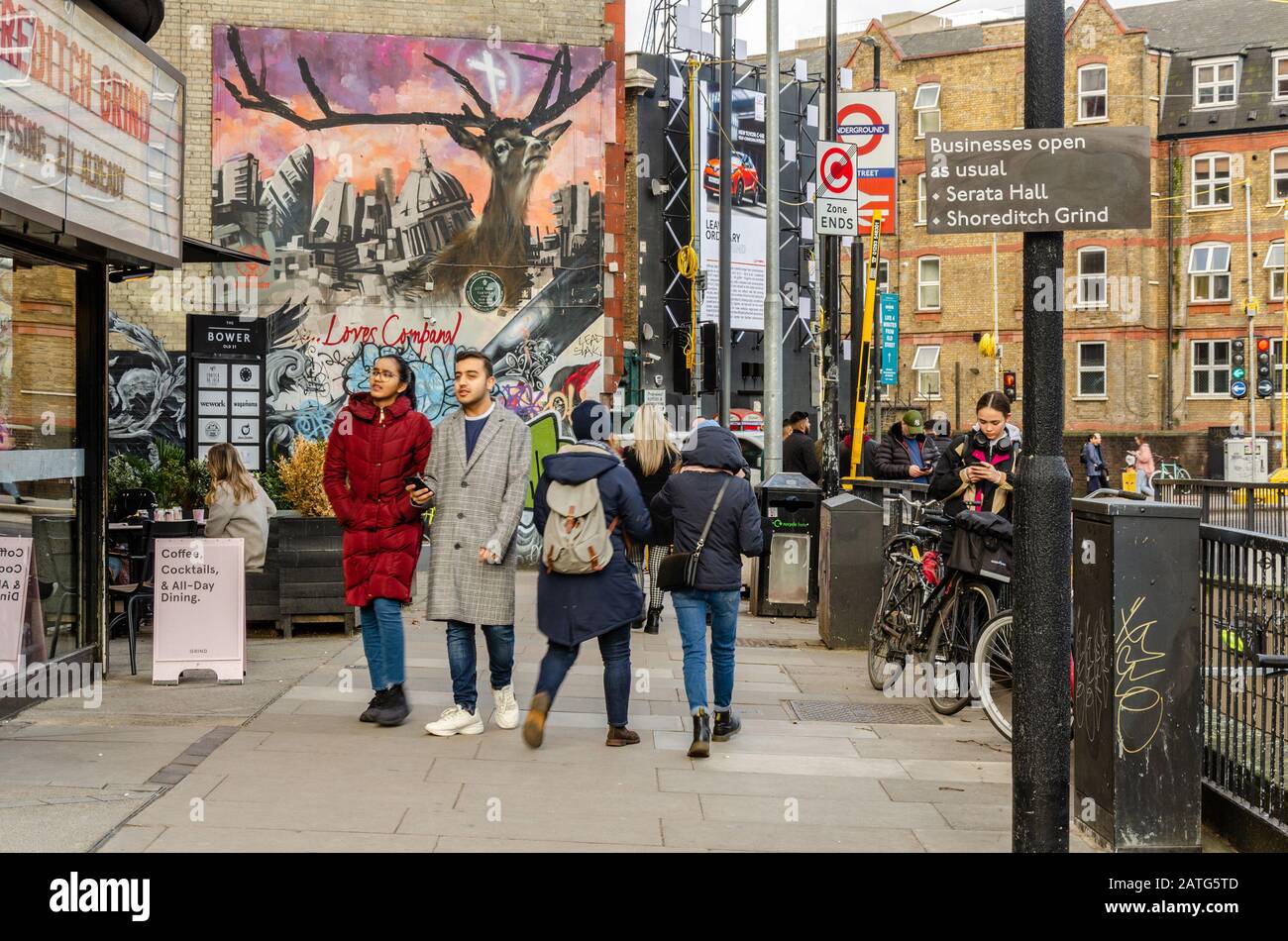 Vue sur le pavé le long de City Road à Londres, au Royaume-Uni. En arrière-plan, l'art coloré de la rue est peint sur un mur de briques Banque D'Images