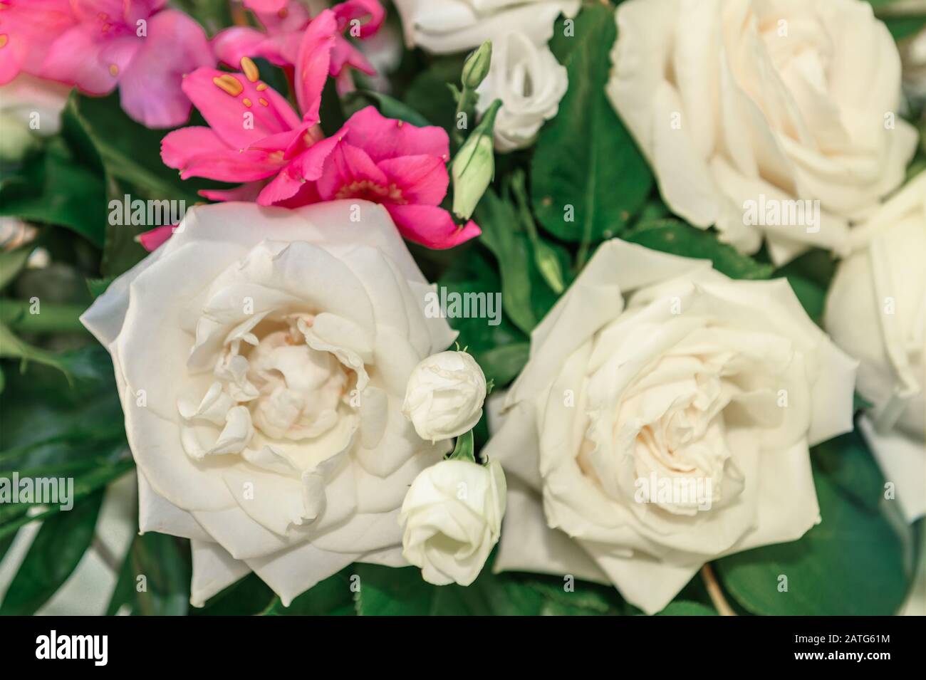 bouquet de fleurs avec roses blanches. roses dans un bouquet de mariée Banque D'Images