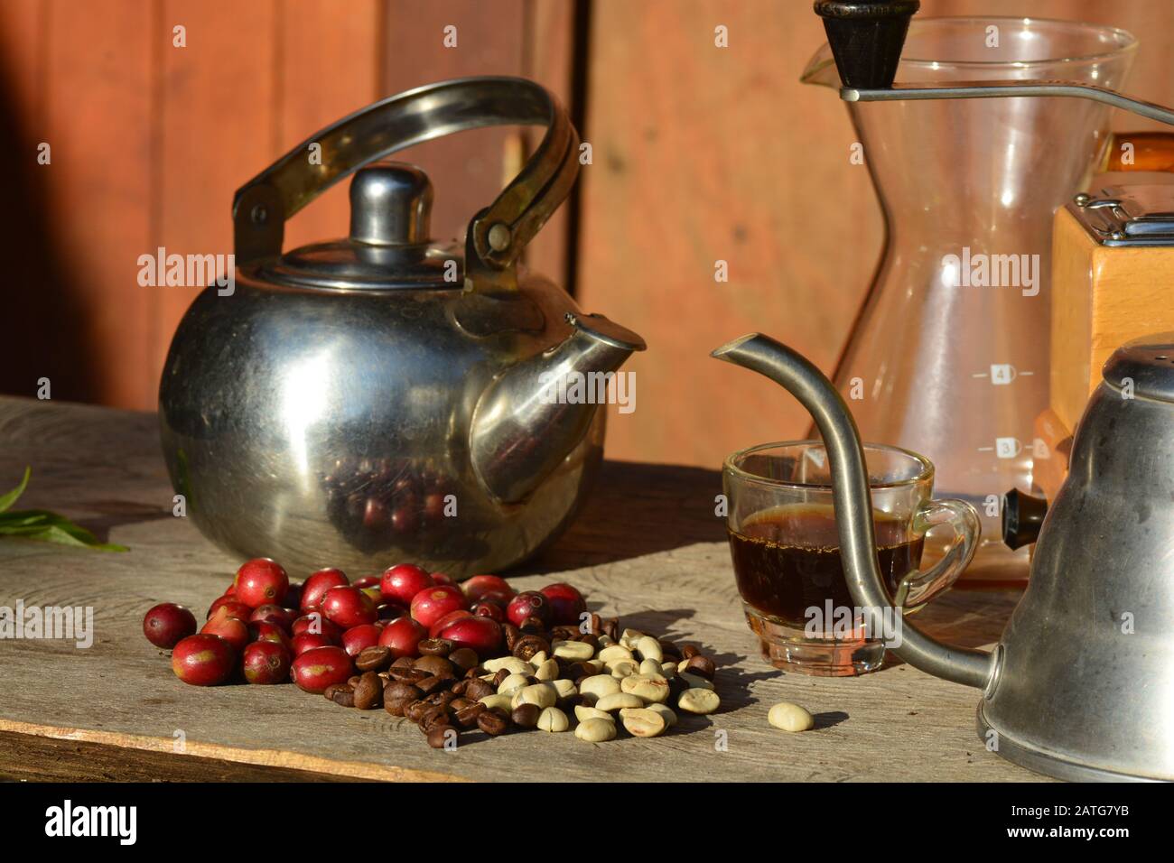 Thé et café sur une table en bois, remarque sélectionnez la mise au point avec une faible profondeur de champ Banque D'Images