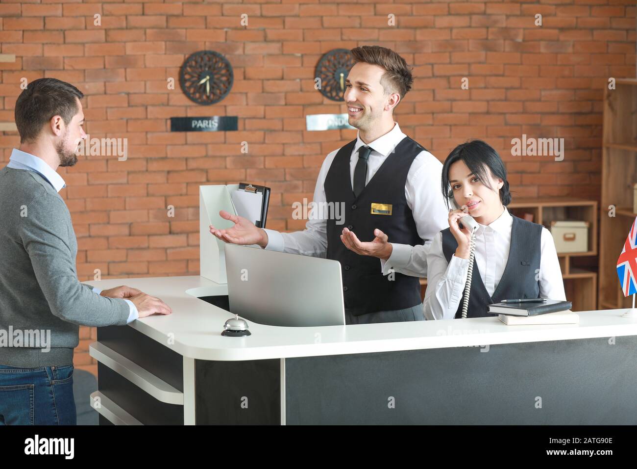 Homme réservation chambre à l'hôtel à la réception Banque D'Images