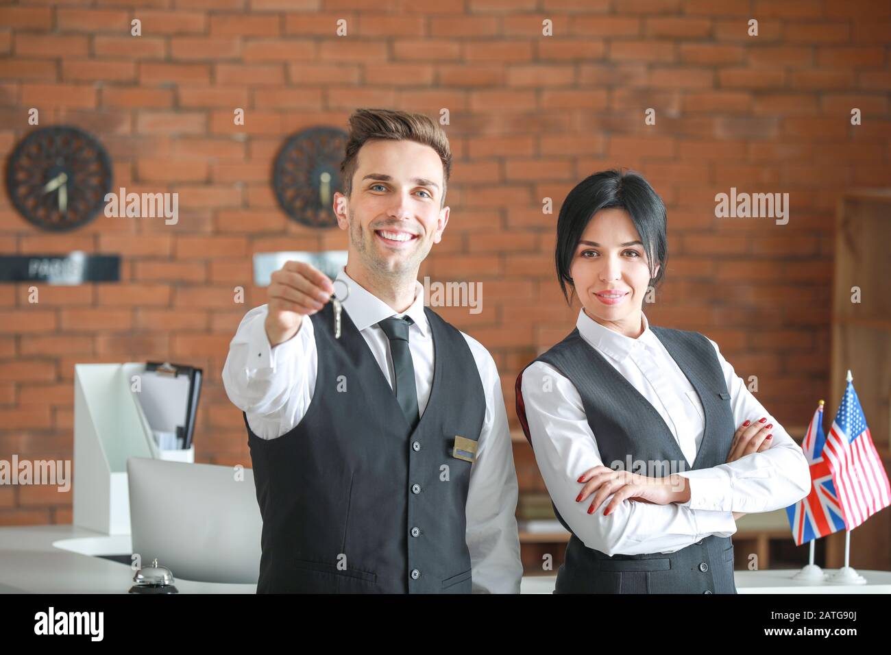 Portrait des réceptionnistes avec clés de chambre à l'hôtel Banque D'Images