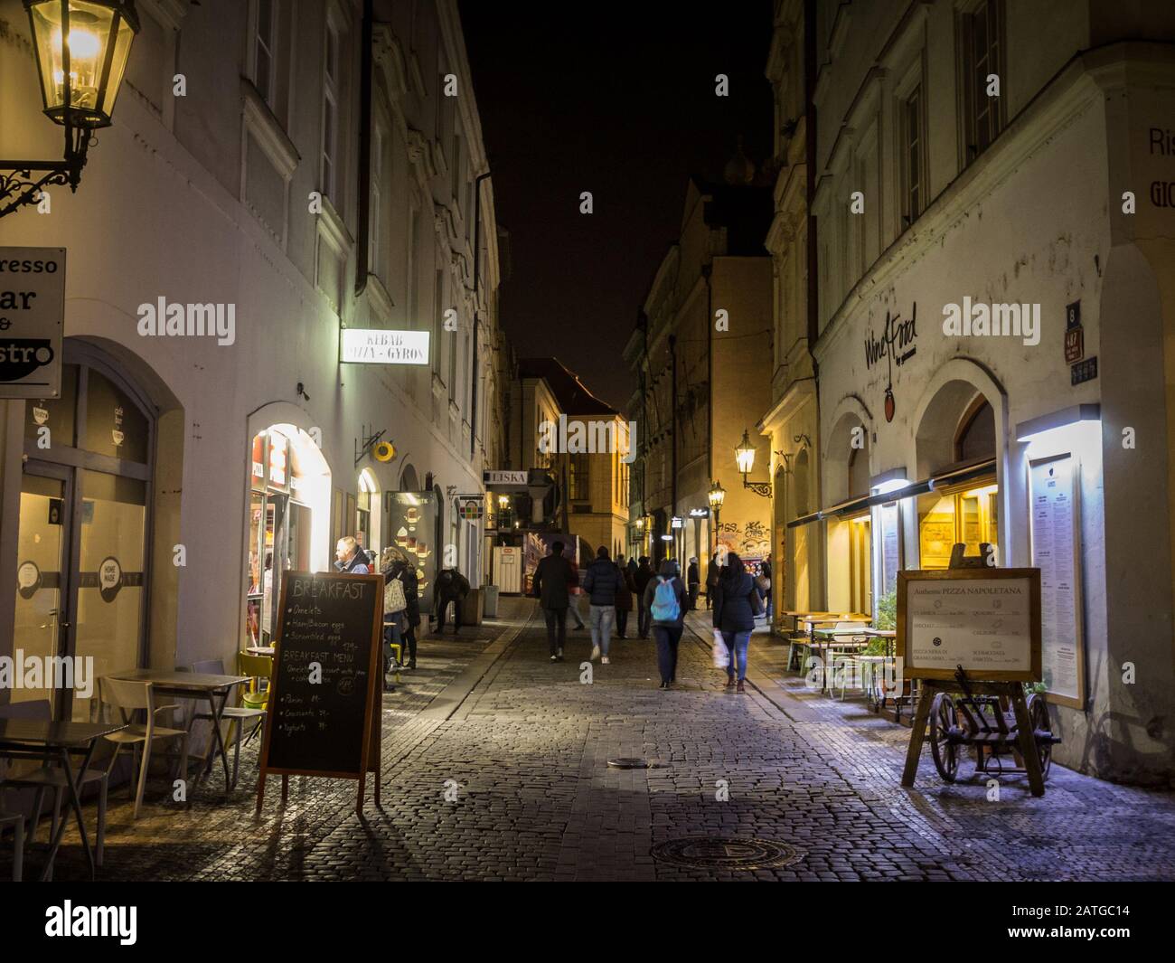 Prague, TCHÉQUIE - 31 OCTOBRE 2019: Rue Zelezna la nuit avec les touristes passant par. La rue, pavée de pavés, est un monument emblématique du Banque D'Images