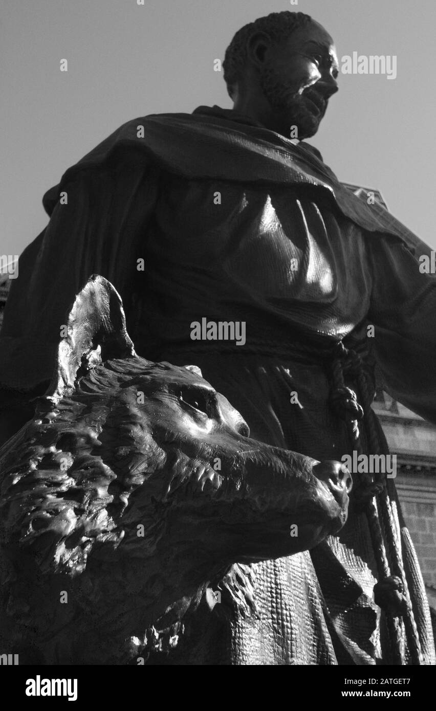 Statue de bronze de Saint François devant la basilique de la cathédrale Saint François d'Assise à Santa Fe, Nouveau-Mexique, États-Unis Banque D'Images