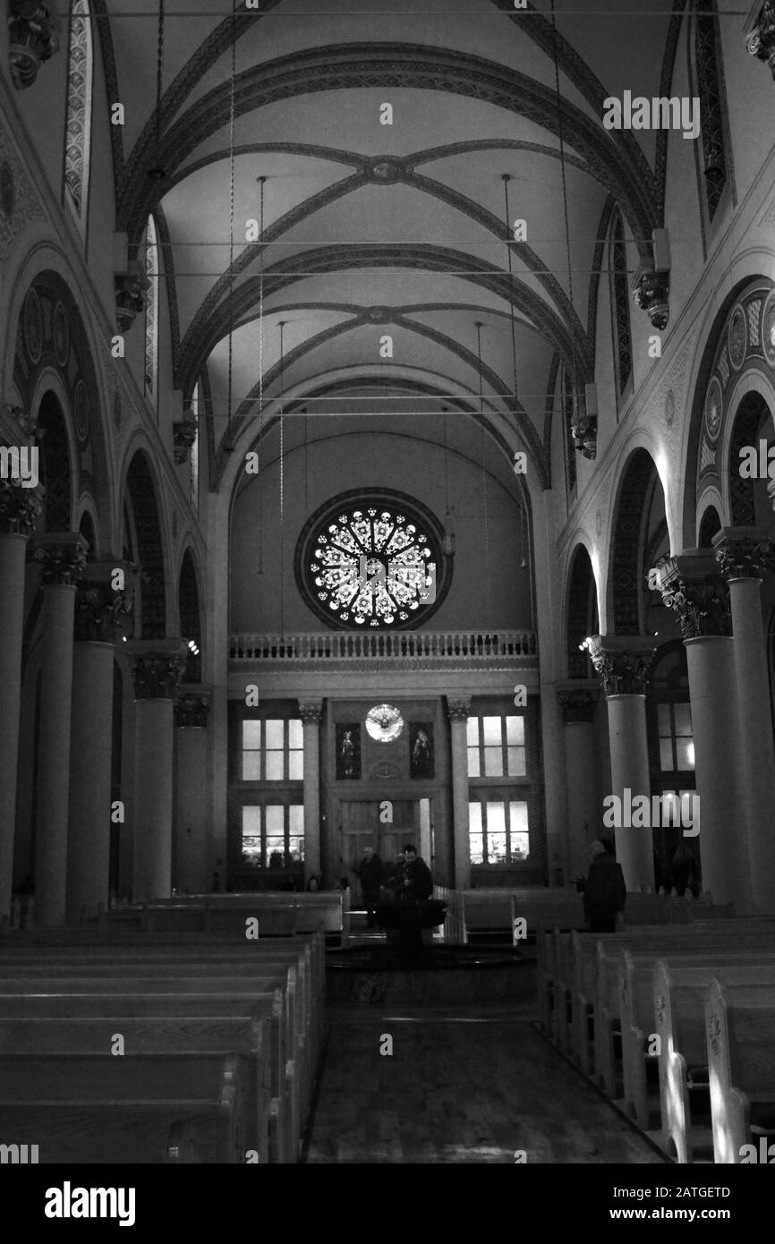 L'intérieur de la basilique de la cathédrale Saint-François d'Assise à Santa Fe, au Nouveau-Mexique, est doté d'une vitrail rond ou d'une fenêtre de roses. Banque D'Images