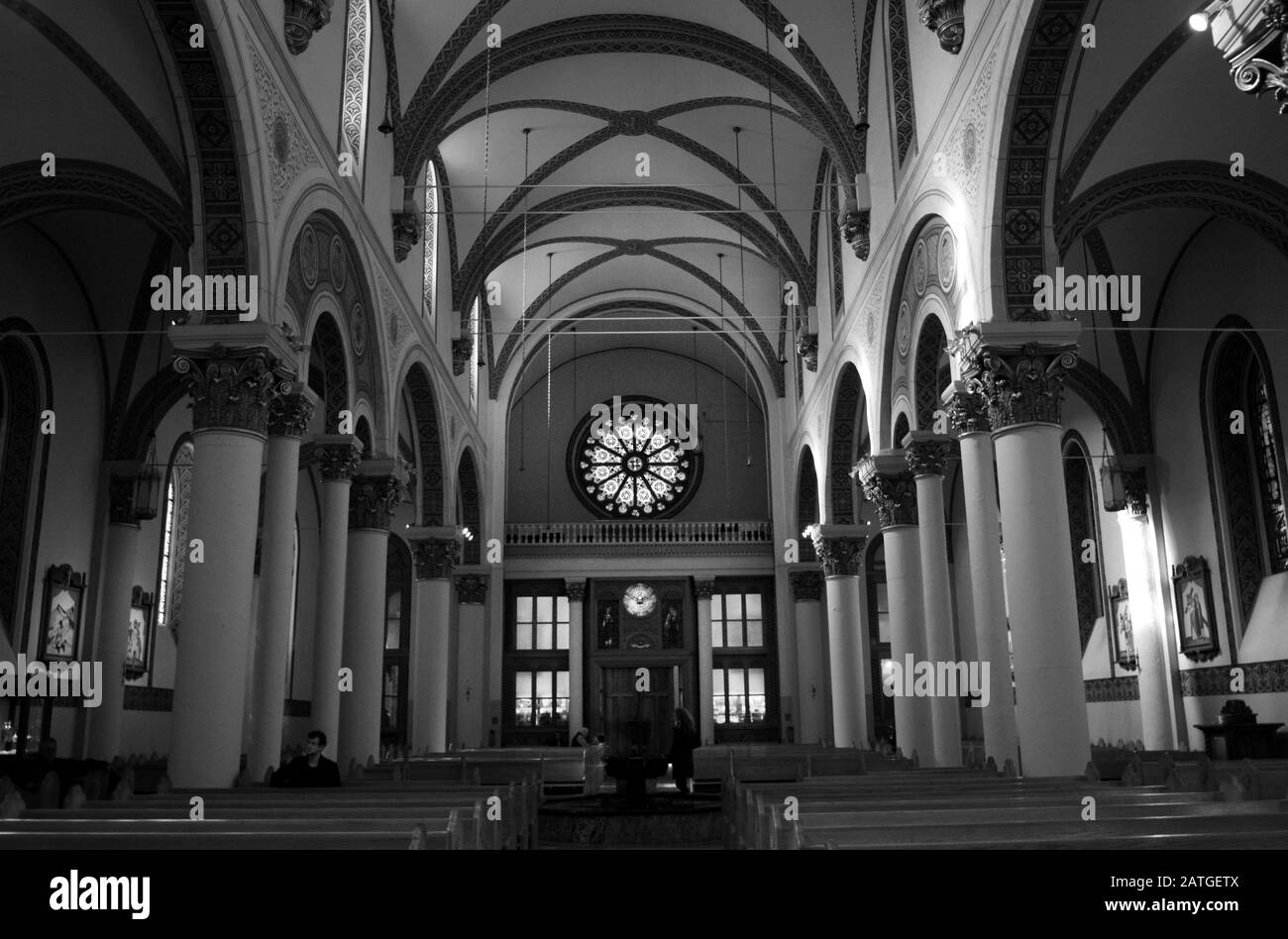 L'intérieur de la basilique de la cathédrale Saint-François d'Assise à Santa Fe, au Nouveau-Mexique, est doté d'une vitrail rond ou d'une fenêtre de roses. Banque D'Images