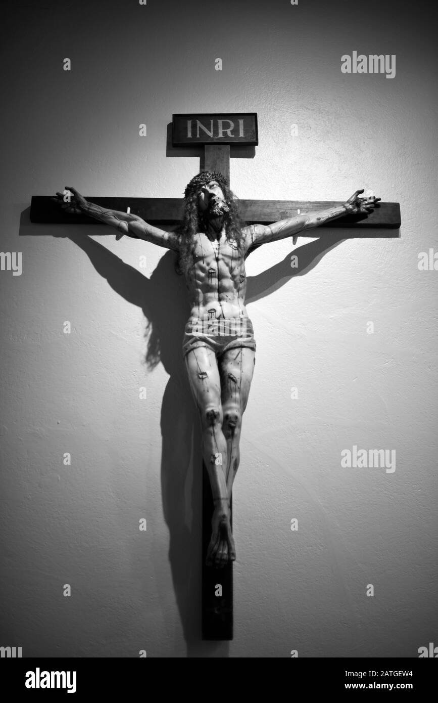 Un crucifix en bois à la basilique de la cathédrale Saint François d'Assise à Santa Fe, au Nouveau-Mexique, dépeint Jésus sur la croix. Banque D'Images