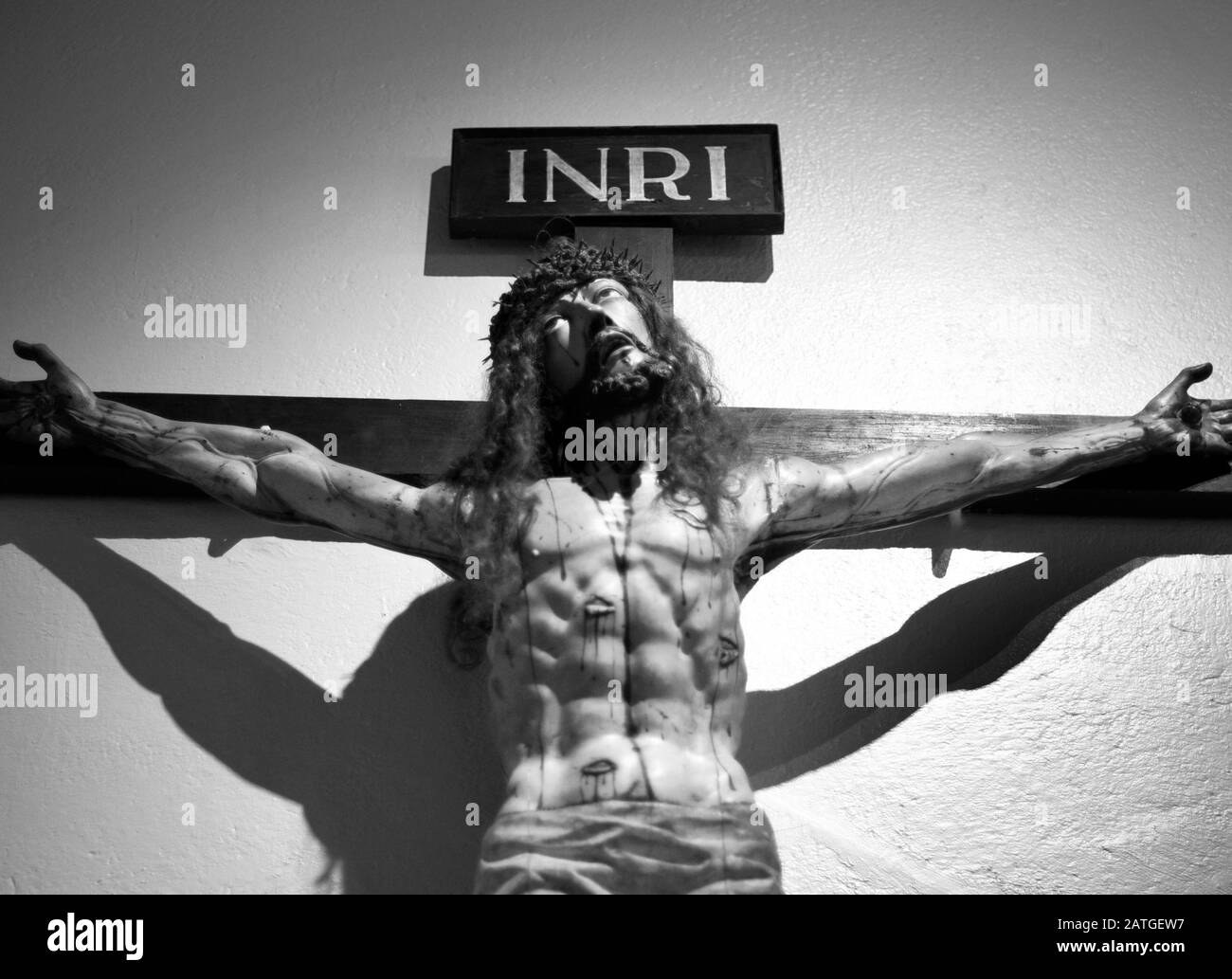 Un crucifix en bois à la basilique de la cathédrale Saint François d'Assise à Santa Fe, au Nouveau-Mexique, dépeint Jésus sur la croix. Banque D'Images