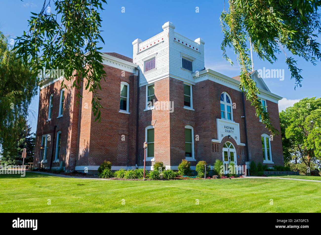 Moro, Oregon, États-Unis : 16 mai 2015 : le palais de justice du comté de Sherman est situé sur un terrain spacieux Banque D'Images