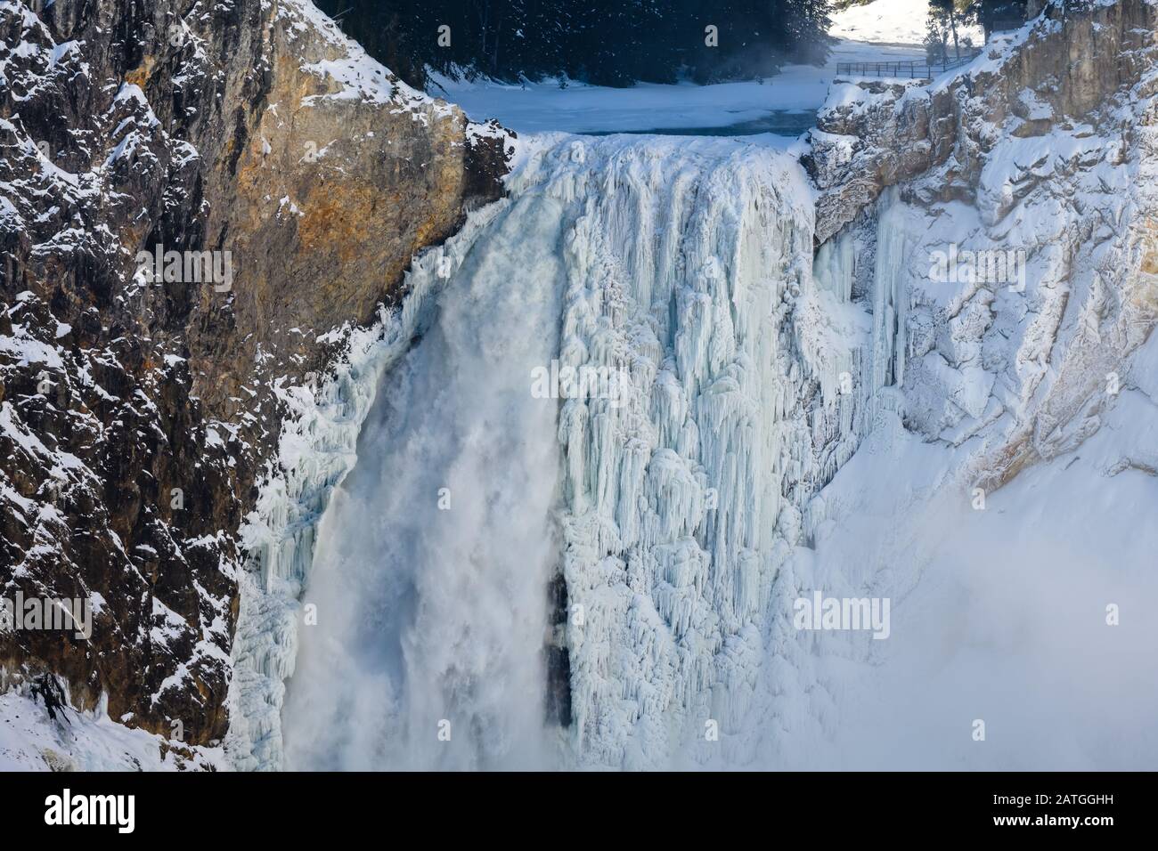 Les chutes inférieures en hiver, au Grand Canyon du parc national de Yellowstone, Wyoming, États-Unis. Banque D'Images